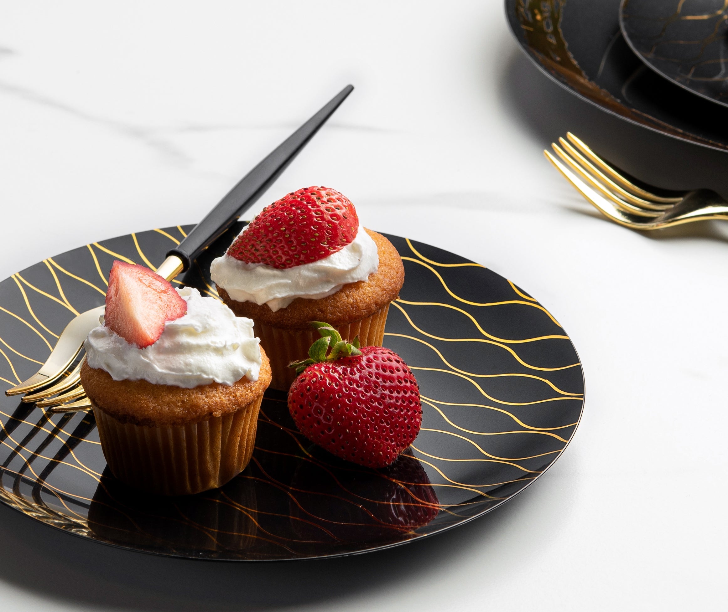 Elegant Black and Gold Round Plastic Plates Set - Durable Disposable Dinnerware for Parties, Weddings, and Events - Perfect for Catering, Picnics, and Home Entertaining
