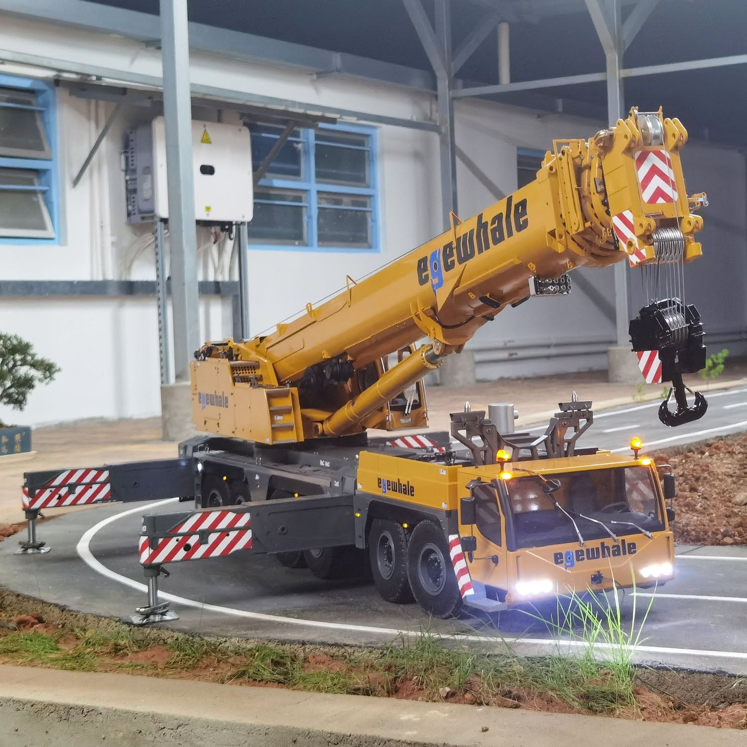 Eyewhale 1/14 Scale 6-Axle LTM1350 RC Hydraulic Mobile Crane - 5M Length Radio Controlled Heavy Duty Construction Vehicle, PNP Hobby Model for Adults - Perfect for Construction Simulation, RC Enthusiasts & Collectors