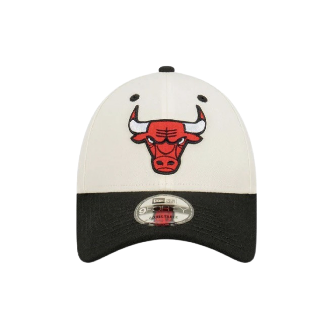 New Era 940 Snapback Two-Tone Chicago Bulls Championship Cap - White, Red & Black Adjustable Hat for Basketball Fans & Streetwear Fashion
