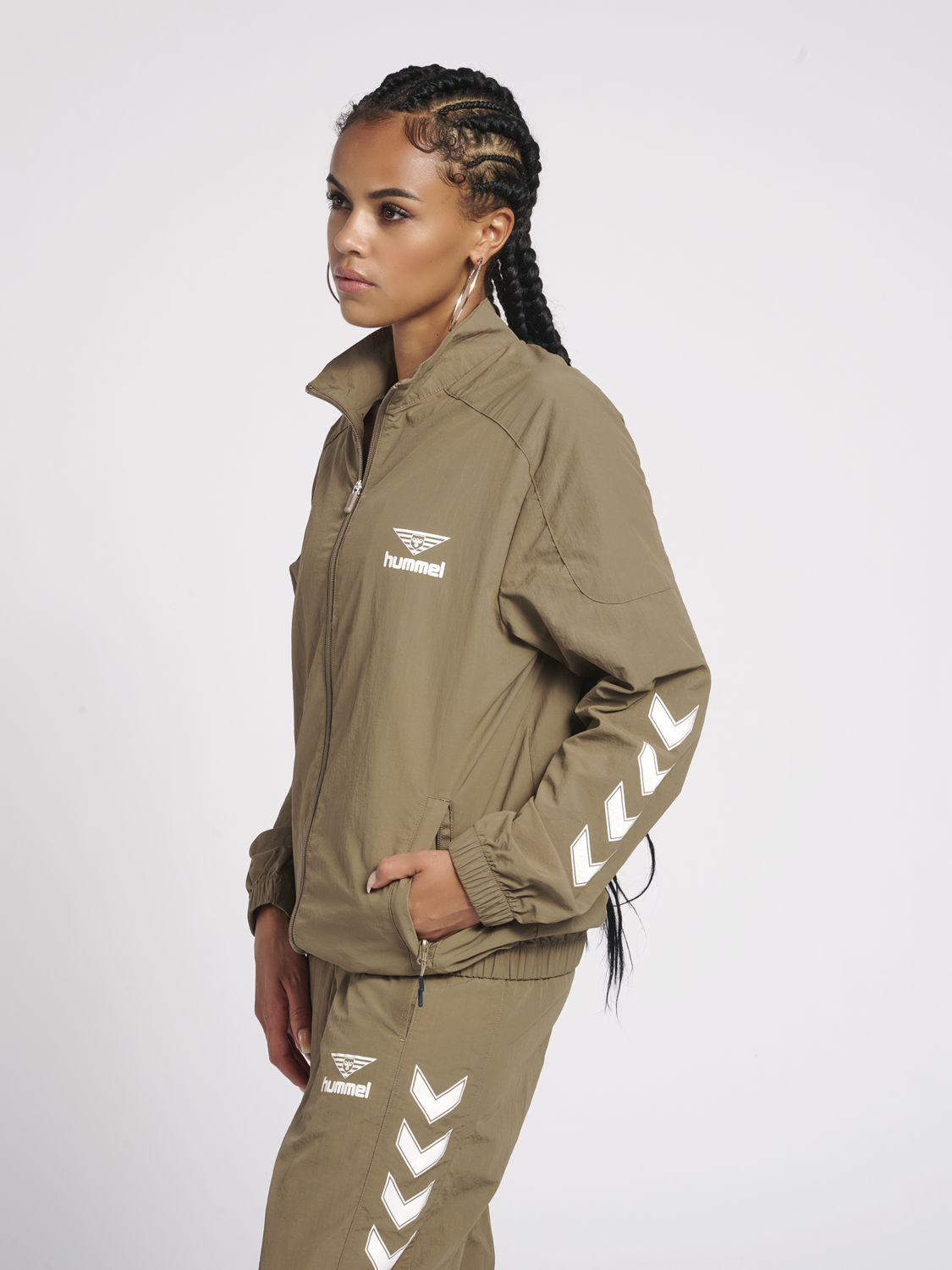 Hummel HMLNIKKI Women's Zip Jacket - Stylish & Comfortable Walnut Brown Outerwear for Casual Wear & Outdoor Activities