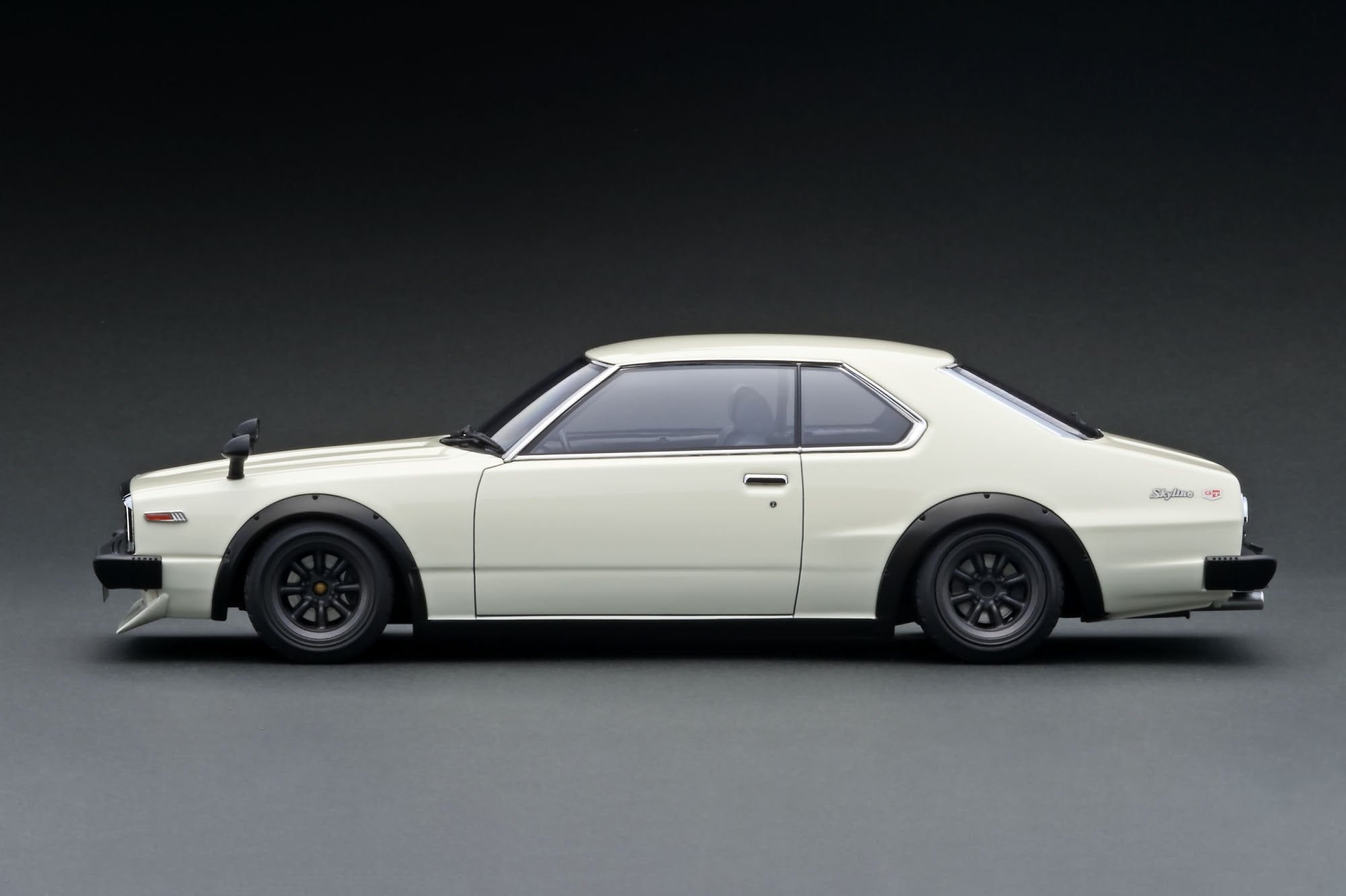 1:18 Scale Nissan Skyline 2000GT ES (C210) Diecast Model Car - White Collectible for Car Enthusiasts - Perfect for Display, Gifts, and Racing Collections