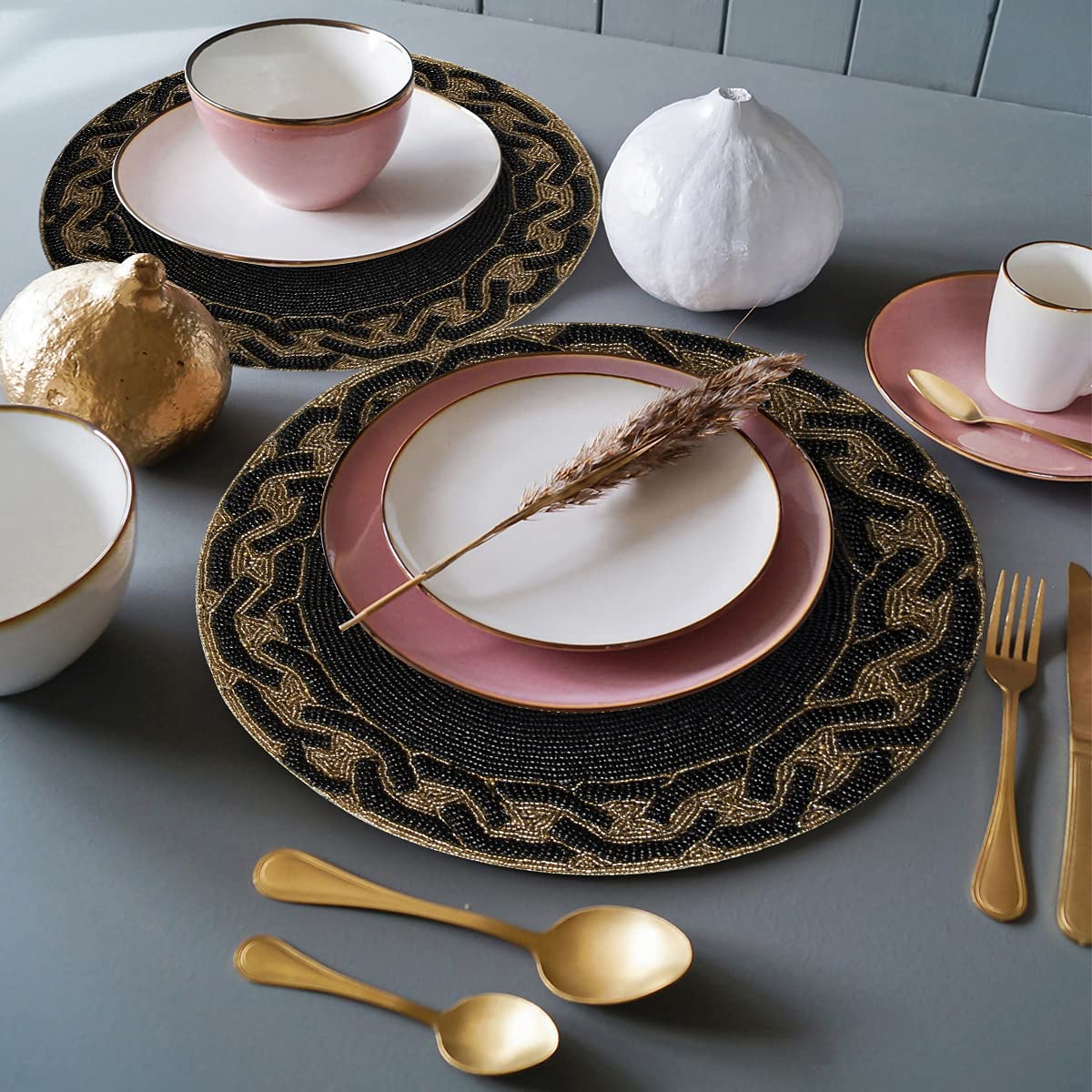 Decozen 14-Inch Round Beaded Placemats Set of 2 - Heat Resistant Charger Plates for Dining Table Decor, Valentine's Day, Weddings, Kitchen & Office - Black Gold Home Decor for Elegant Dinner Parties & Holiday Gatherings