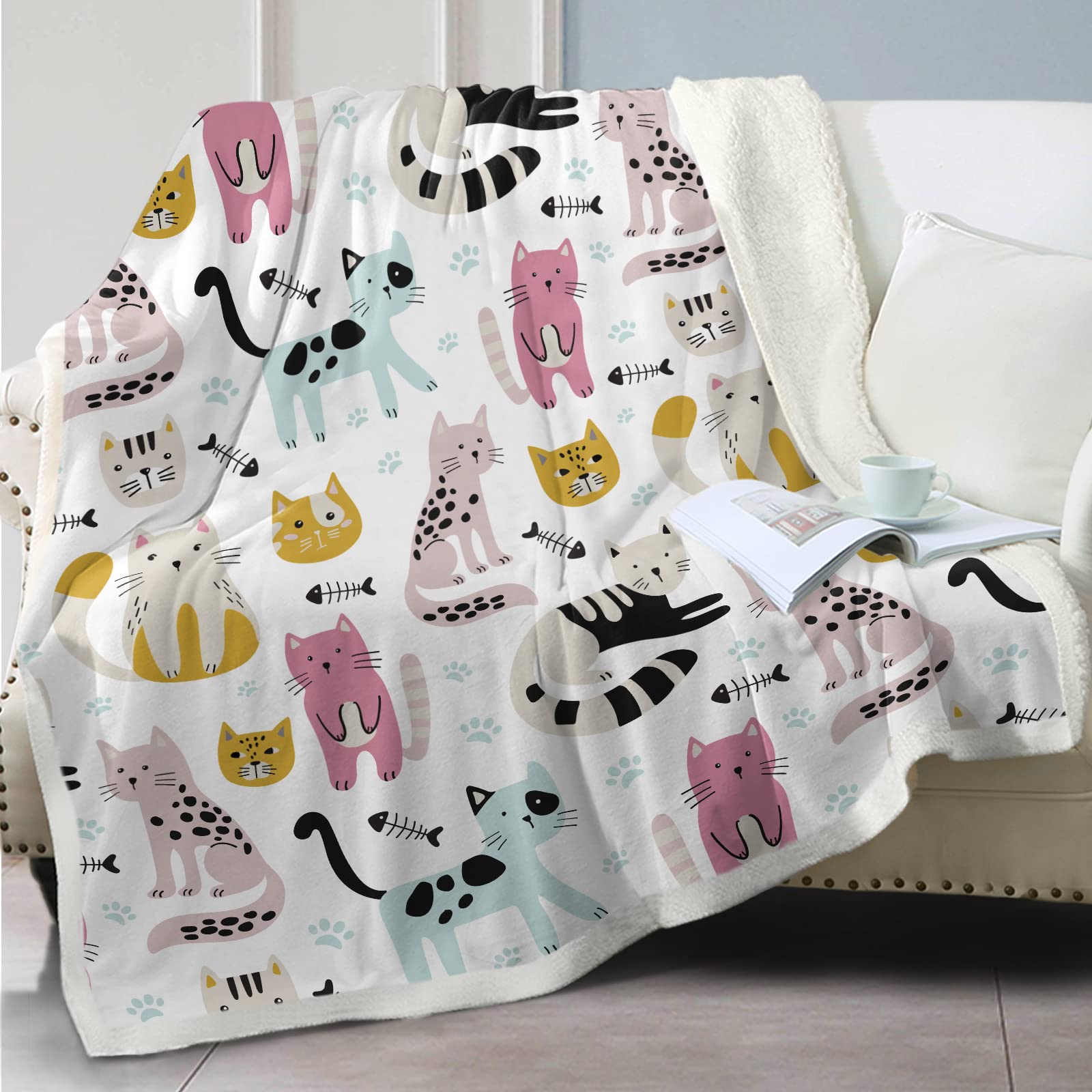 SOULZZZ Spotted Cat Pattern Throw Blanket - Super Soft Sherpa Fleece Blanket for Adults & Kids - Animal Print Fluffy Plush Lightweight Cozy Blanket - Perfect for Couch, Bed, Sofa, Travel & Gift for Cat Lovers