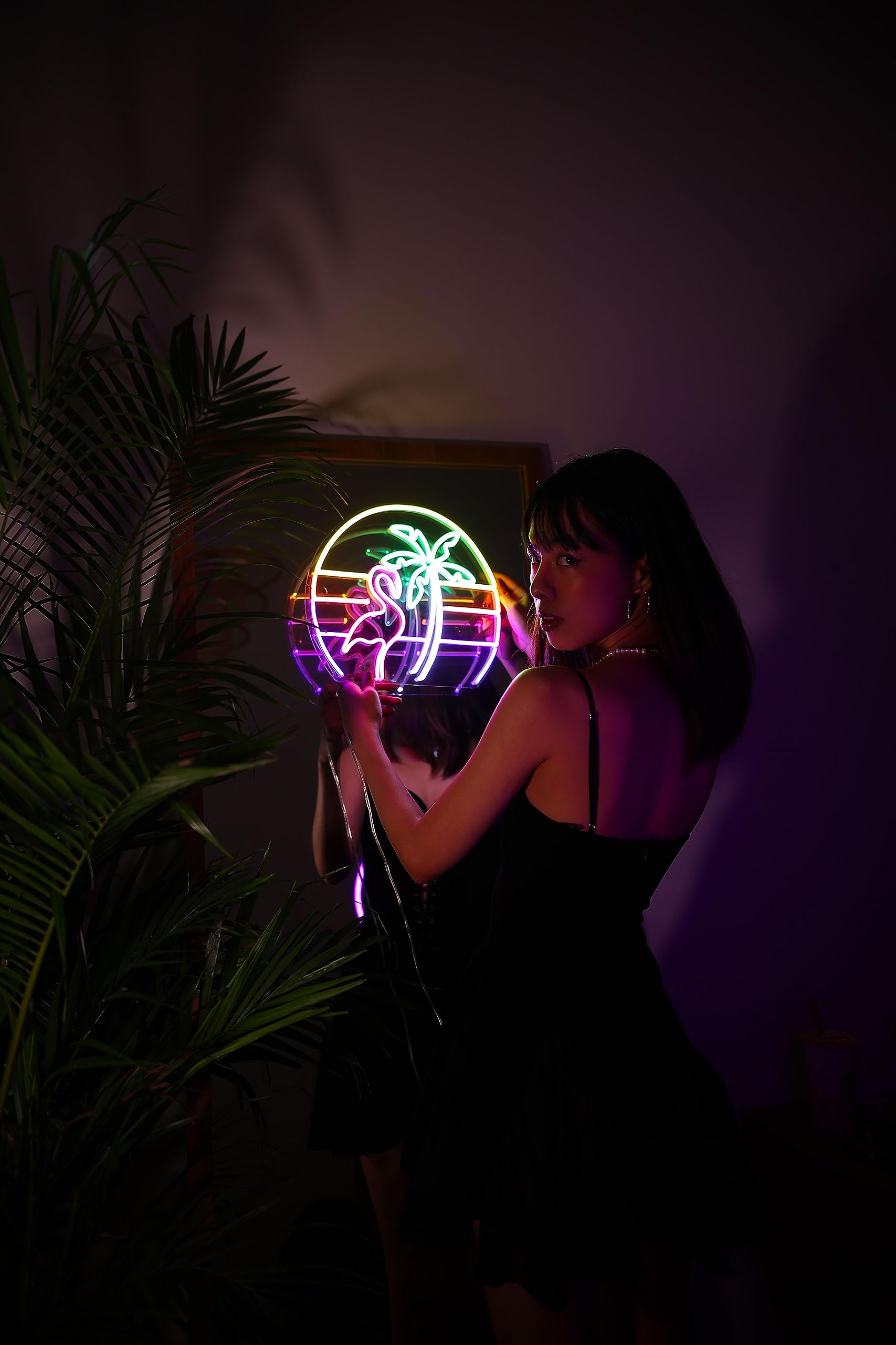 Flamingo Neon Sign - Pink LED Wall Decor for Bedroom, Tiki Bar & Tropical Theme - 33x28cm Vaporwave Neon Light with Palm Tree - Perfect for Christmas, Party & Home Decoration