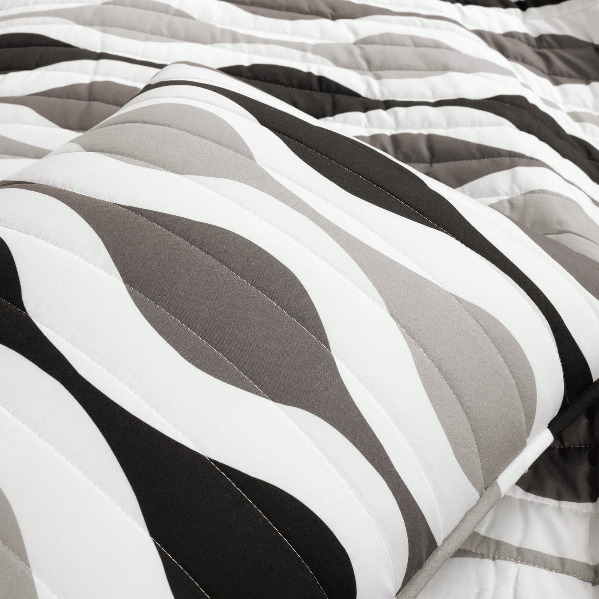 Mid Century Geo Reversible Quilt 3 Piece Set - Modern Geometric Bedding for Master & Guest Bedrooms - Perfect for Home Decor & Cozy Nights