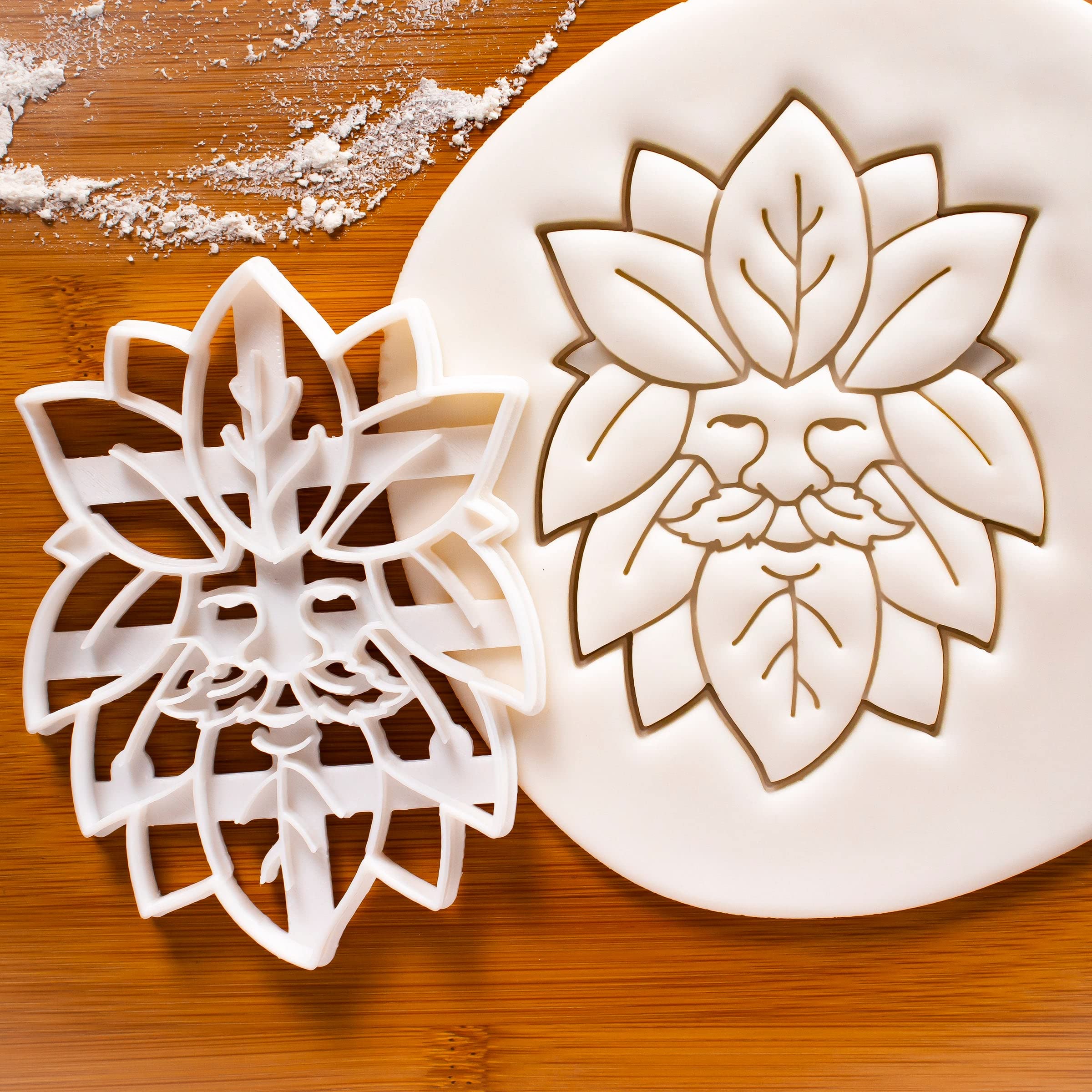 Green Man Leaf-Shaped Cookie Cutter - 1 Piece Stainless Steel Baking Tool for Nature-Themed Cookies | Perfect for Halloween, Christmas & Eco-Friendly Party Decorations
