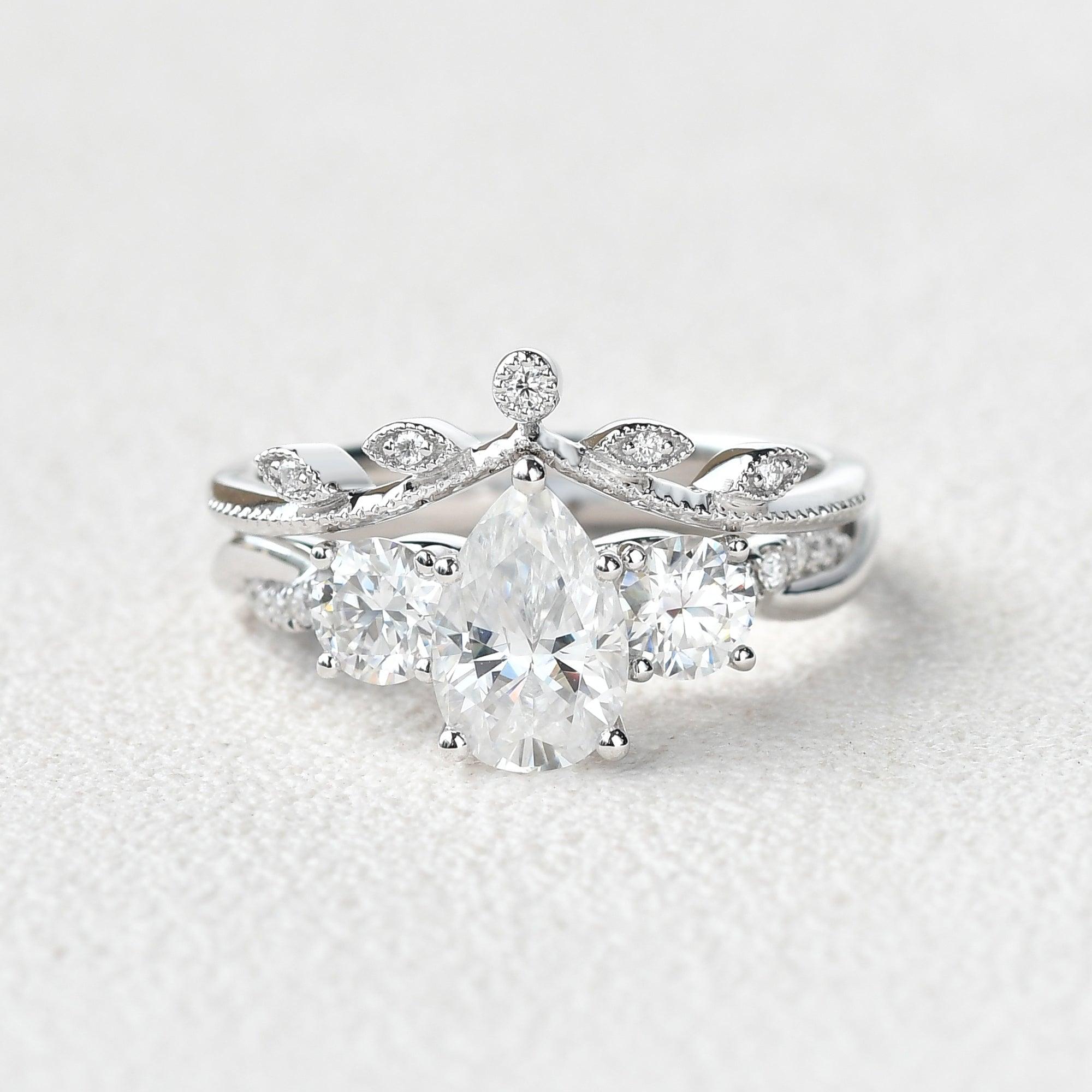 1.5 Carat Pear Moissanite Three Stone Leaf Design Engagement Ring Set (2 Pieces) - Perfect for Wedding, Proposal & Anniversary Gifts