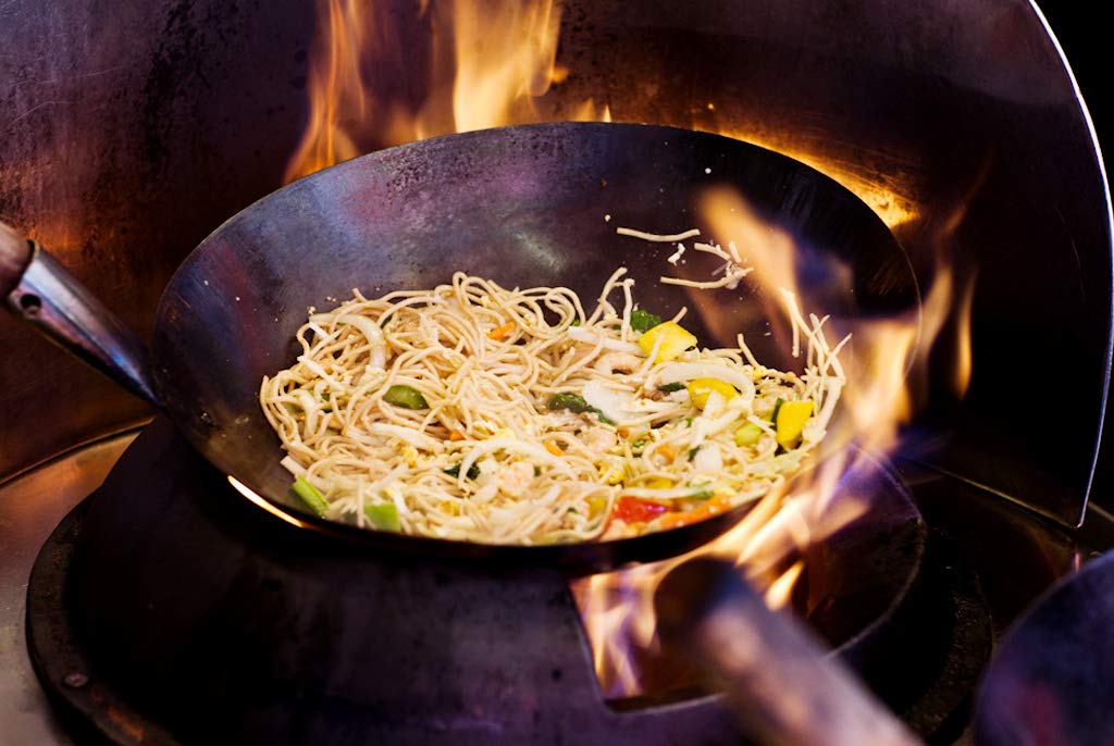 100% Hand Hammered Iron Wok Pan - 34CM Non-Stick Stir Fry Pan with Black Seasoned Wooden Handle - No Coating, Less Oil Cooking - Perfect for MasterChef & Home Chefs - Ideal for Stir-Frying, Sautéing & Asian Cuisine