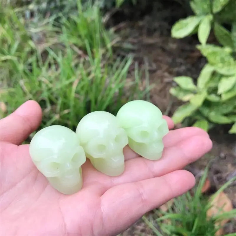3.8cm Glowing Crystal Skull Carving - Polished Feng Shui Healing Stone, Reiki Energy Gemstone for Wiccan Altar Decor, Meditation & Spiritual Gifts (1 Piece) | Perfect for Home Decor, Yoga Spaces & Positive Energy Enhancement