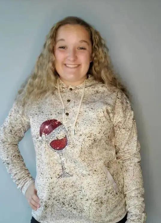 Festive Christmas Hoodie Wine Glass - Funny Holiday Gift for Wine Lovers - Perfect for Xmas Parties, Secret Santa & Cozy Winter Nights