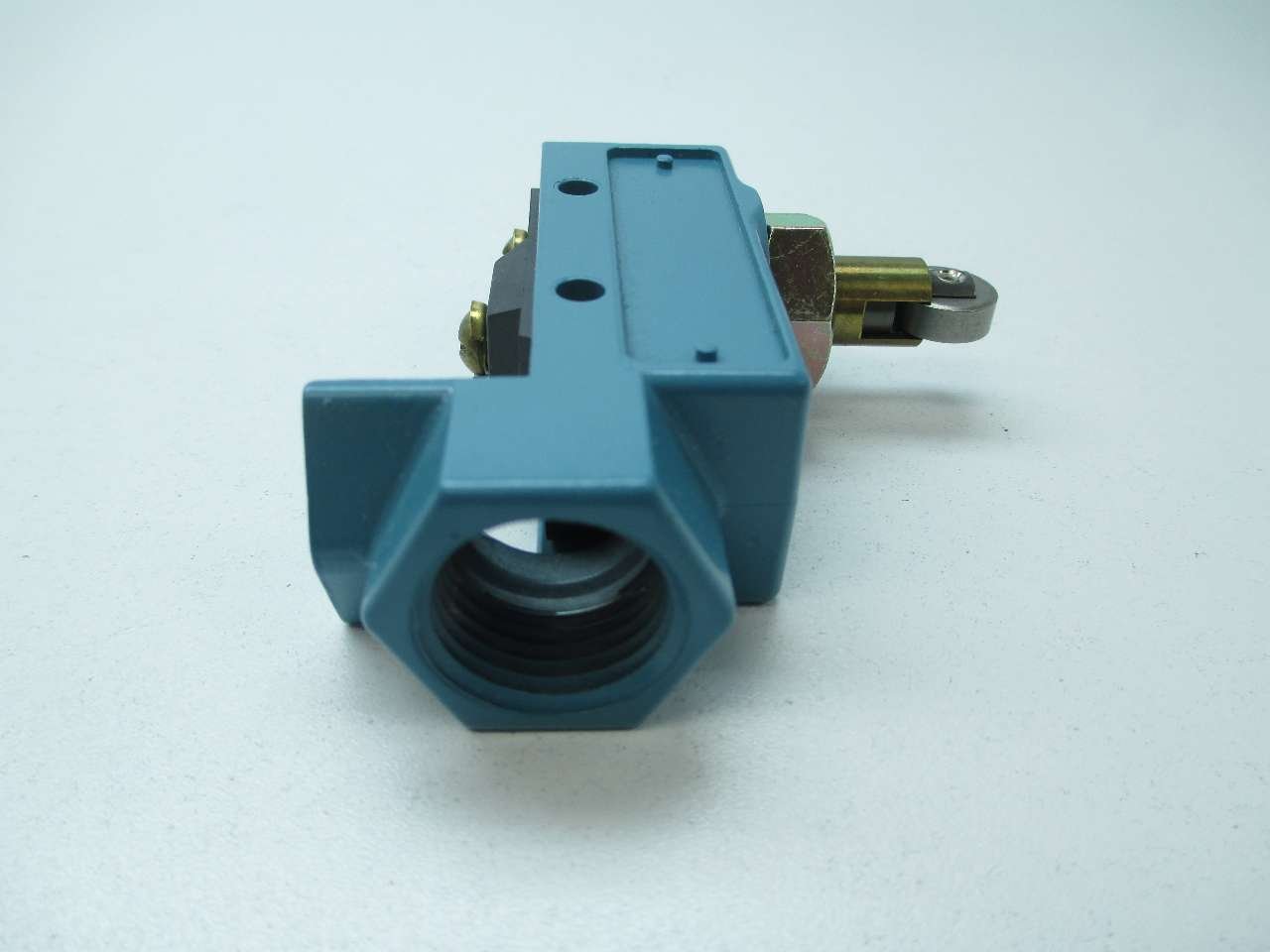 Honeywell S&C BZE6-2RQ8 Limit Switch with Top Roller Plunger - SPDT Electrical Switch for Industrial Automation & Machinery Control