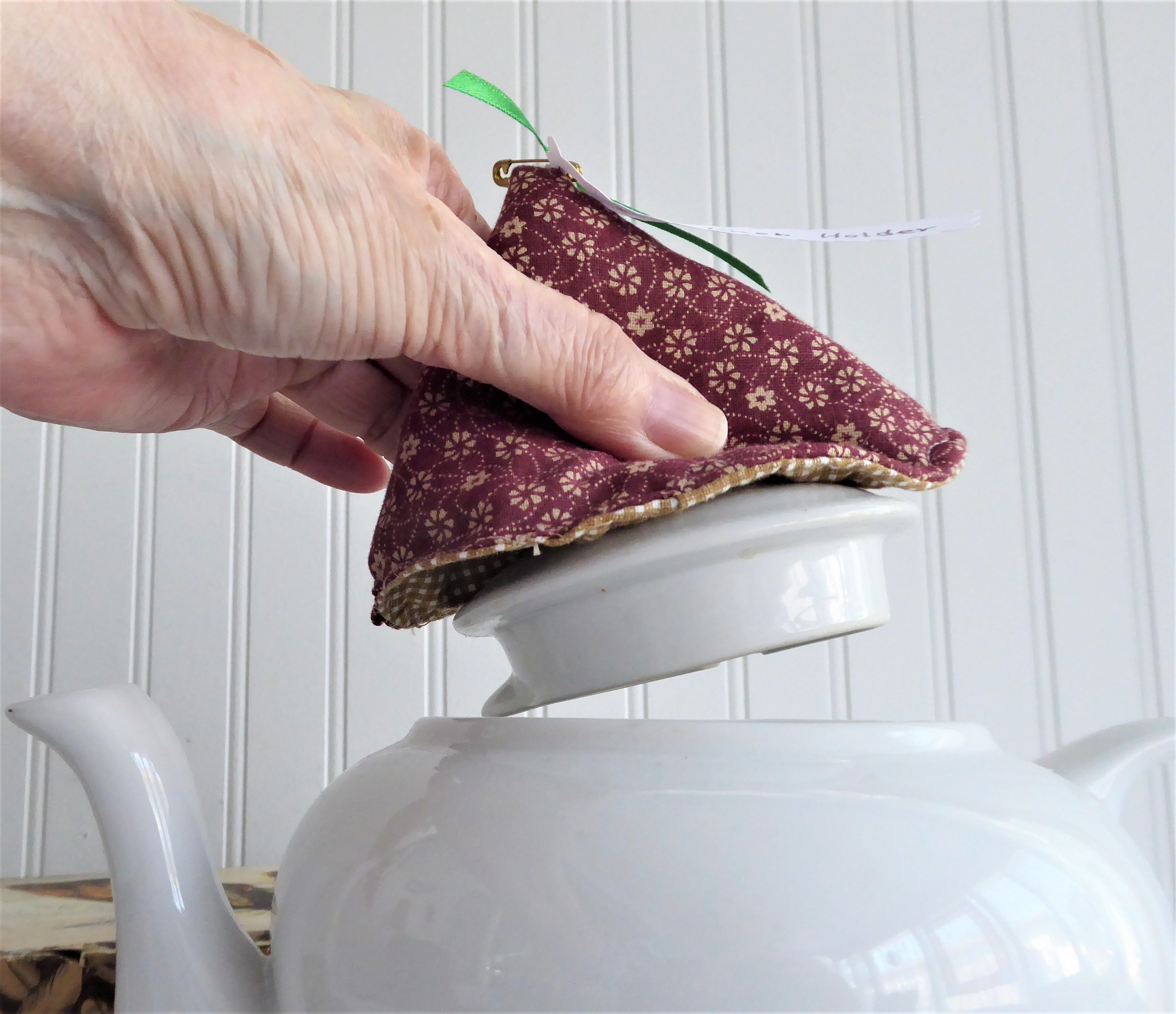 Premium Padded Knob Holder - Reddish Brown & Tan Teapot Lid Grip with Checkered Interior Design | Heat-Resistant & Secure Hold for Tea Pots, Kettles, and Kitchen Utensils | Ideal for Tea Lovers & Home Cooks