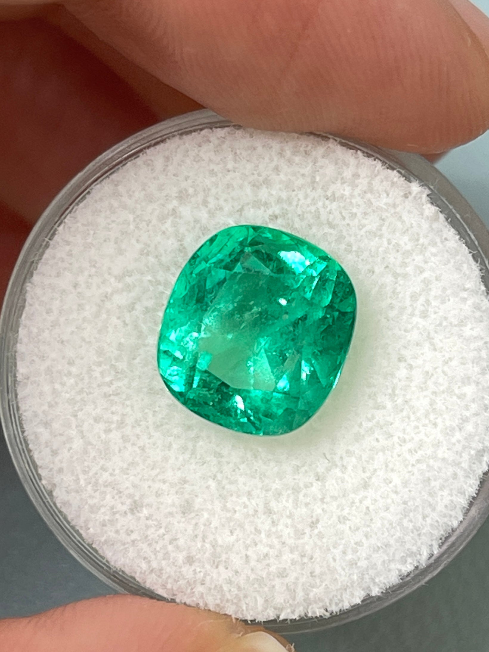 5.72 Carat Vivid Bluish Green Natural Colombian Emerald - 11.2x10mm Cushion Cut Loose Gemstone for Jewelry Making, Engagement Rings & Luxury Collections