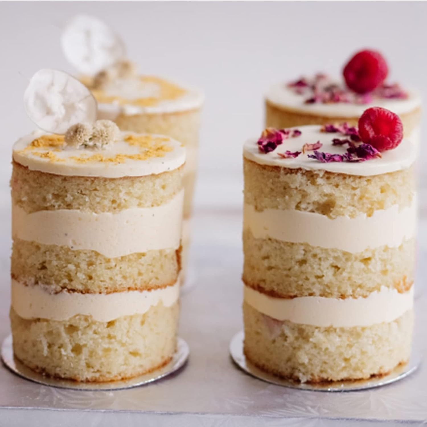 100 Pcs 3.5 Inch Mini Round Gold Cake Boards - Food Grade Greaseproof Disposable Cardboard Cake Bases for Mousse, Cupcakes & Desserts - Perfect for Baking, Party Decorations & Professional Pastry Use