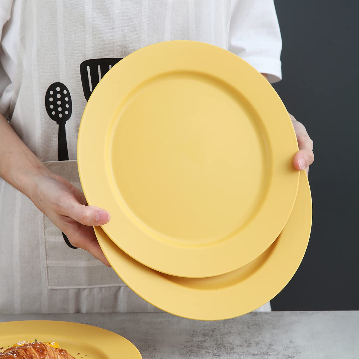 Kyraton 10 Inch Large Plastic Plates Set of 8 - Unbreakable, Dishwasher & Microwave Safe, BPA-Free, Lightweight Dinner Plates in Gold Yellow - Perfect for Parties, Picnics, Camping & Everyday Use