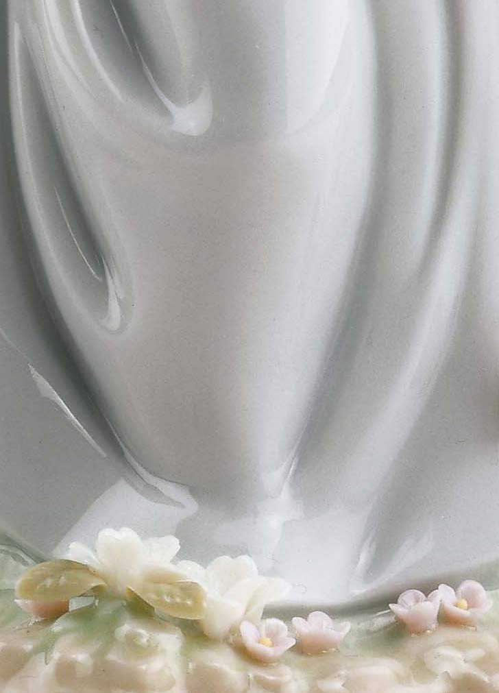 LLADRÓ Friend of The Butterflies Porcelain Figurine - Elegant Collectible Girl Statue for Home Décor & Gift Giving