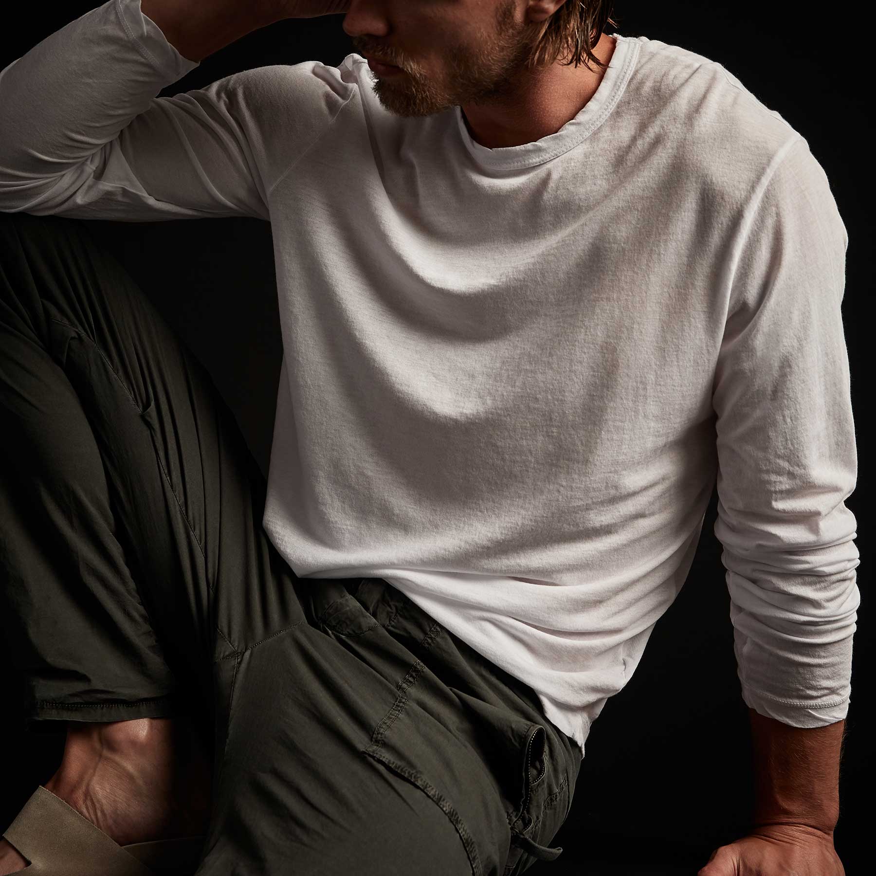 Shirttail Hem Crew Neck T-Shirt for Men & Women - Classic White Casual Tee | Perfect for Everyday Wear, Layering & Outfit Styling
