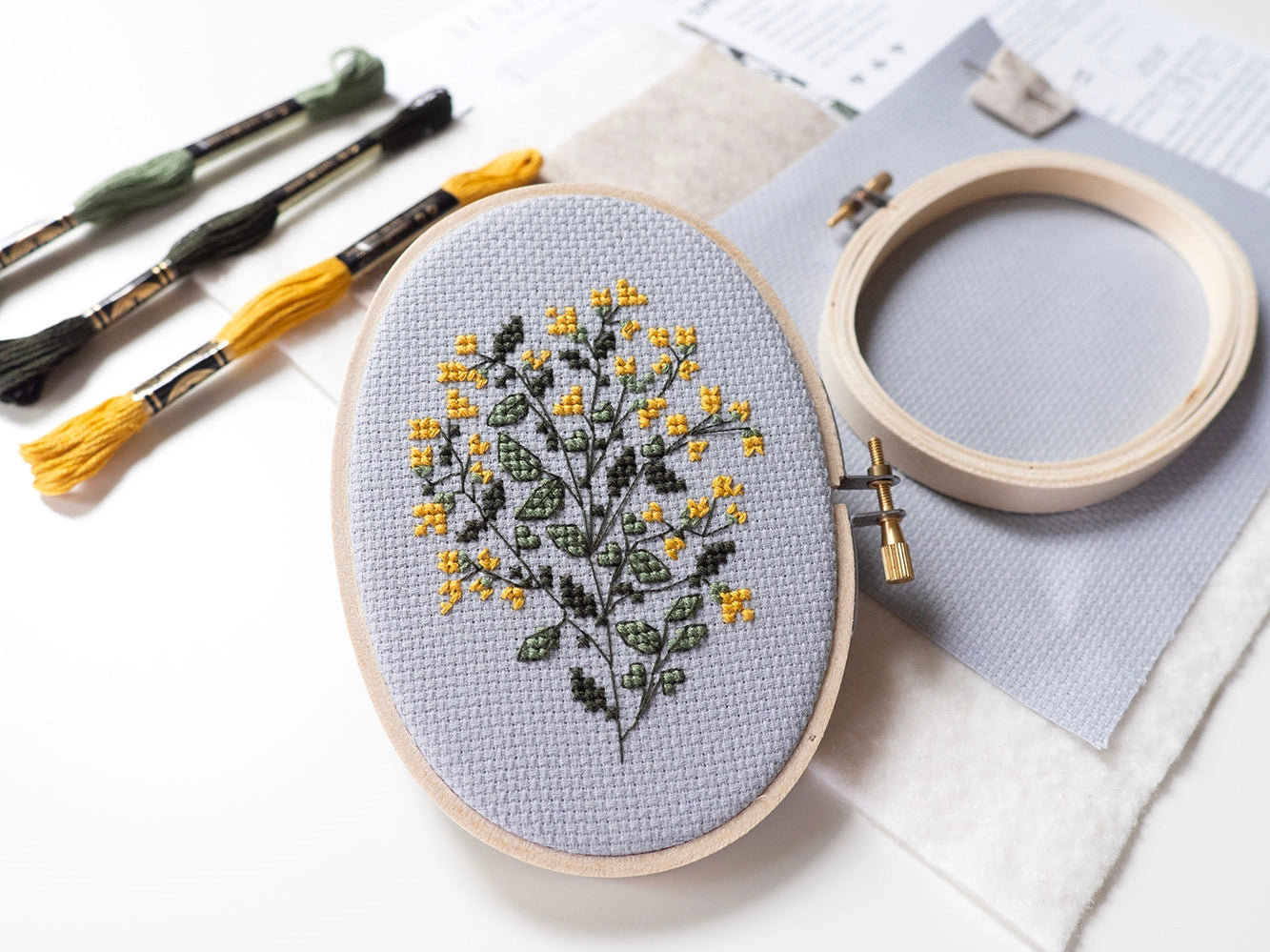 Sunlit Buttercup Cross Stitch Kit - Complete DIY Embroidery Set with Pattern, Thread & Needle - Perfect for Home Decor, Gift Giving & Relaxation