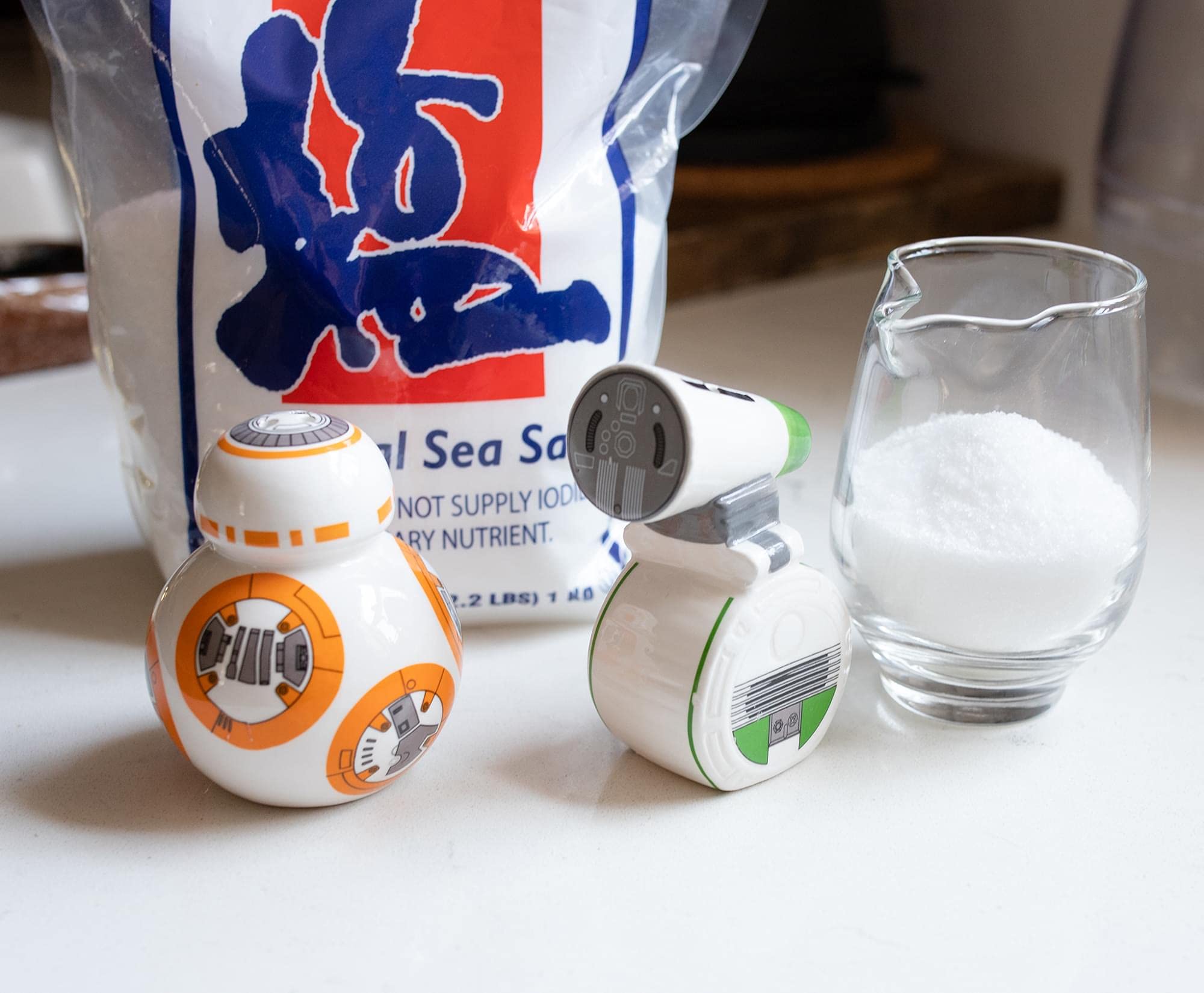 Star Wars Episode 9 Rise of Skywalker Ceramic Salt and Pepper Shakers Set - Official Movie Collectible for Kitchen, Dining Table & Star Wars Fan Gifts