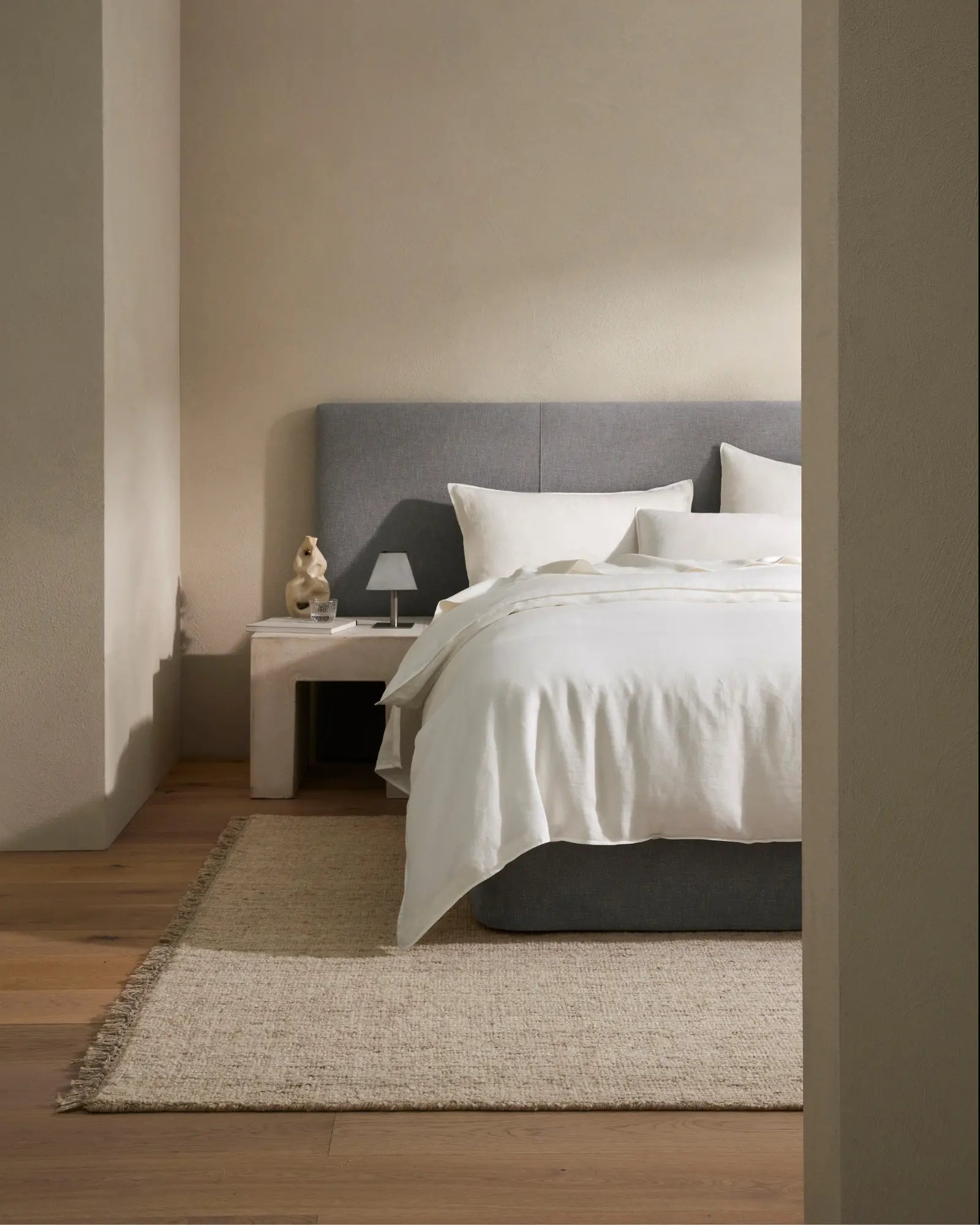 Premium Ravello Fitted Sheet - White Queen Size 100% Cotton Deep Pocket Bed Sheet - Soft & Breathable for Comfortable Sleep - Perfect for Master Bedroom, Guest Room & Vacation Homes