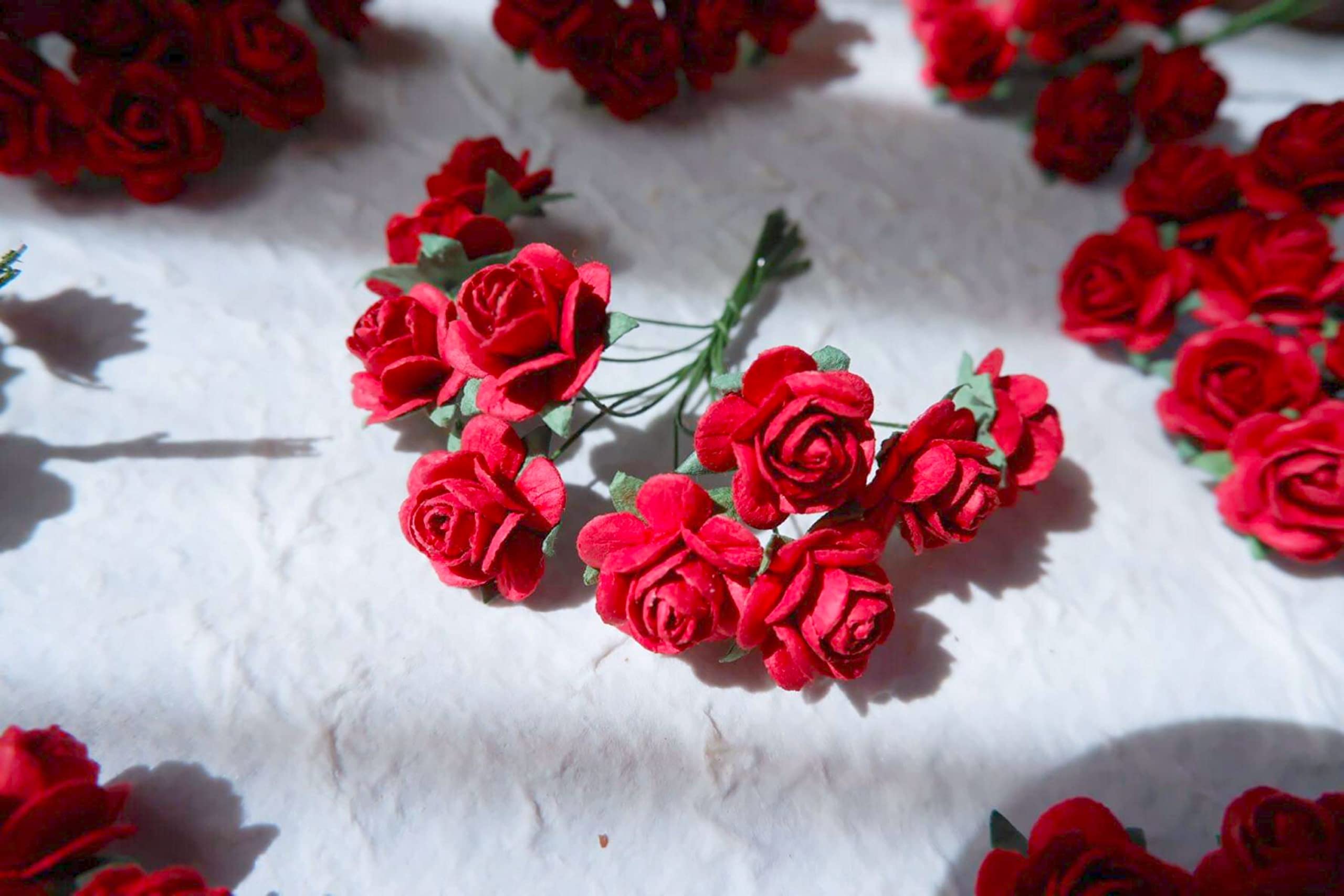 100 Pcs Mini Red Paper Roses - 18mm Mulberry Paper Flowers for Scrapbooking, Wedding Cards, DIY Crafts & Home Decor - Perfect for Gift Wrapping, Party Decorations & Floral Arrangements