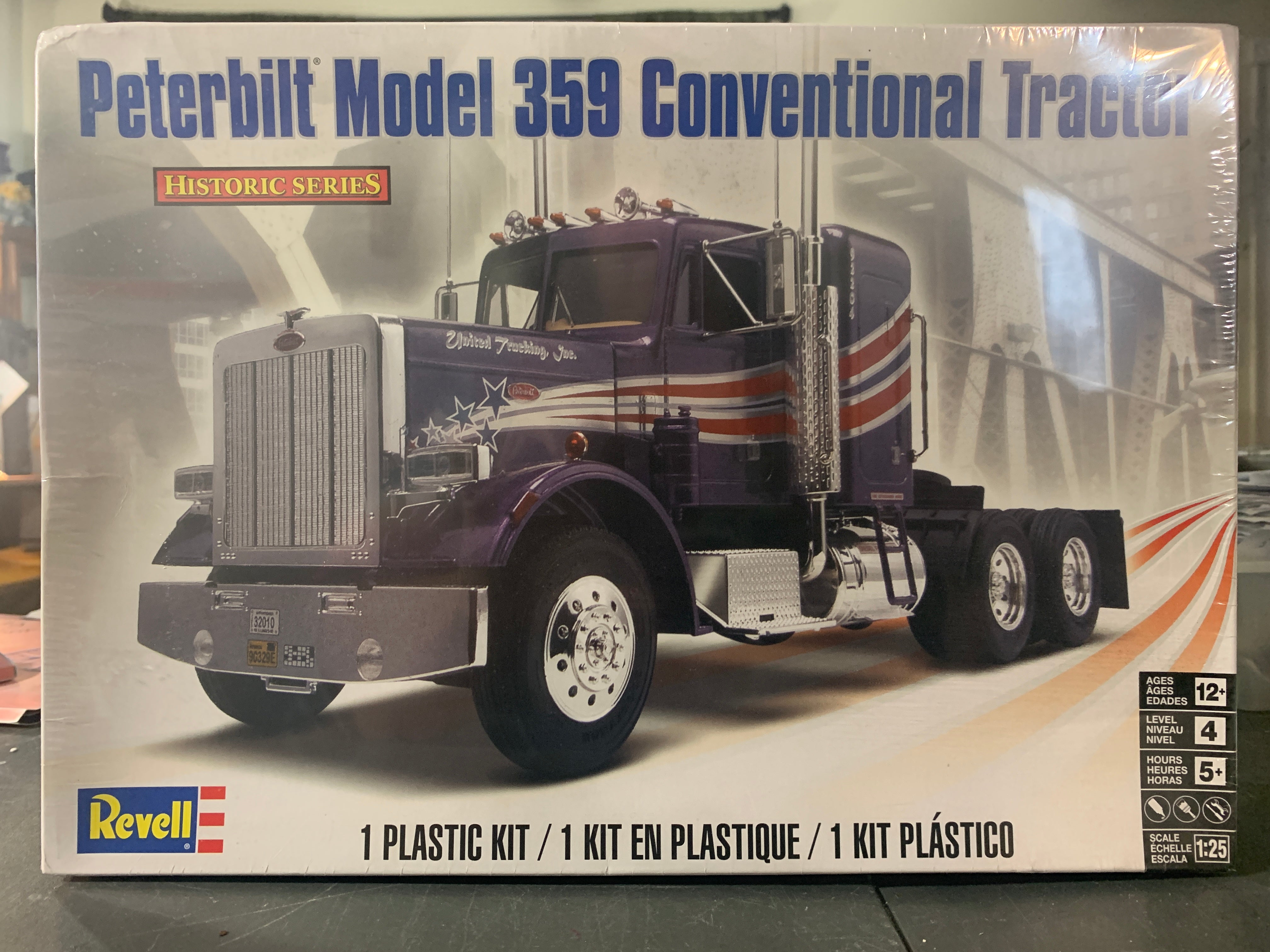 Revell 1/25 Scale Peterbilt 359 Conventional Truck Model Kit - Perfect for Collectors, Hobbyists & DIY Enthusiasts - Great Gift for Truck Lovers & Model Builders