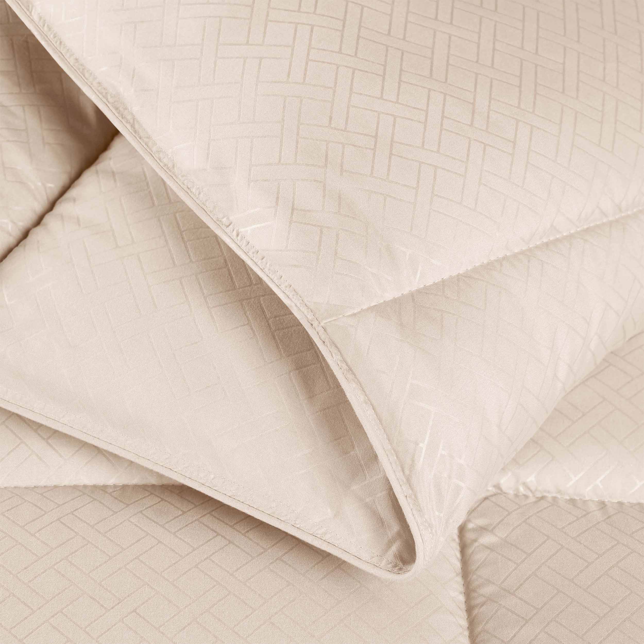 Luxury Basketweave Plush Down Alternative Comforter - Hypoallergenic & Breathable All-Season Bedding for Master Bedroom, Guest Room & Dorm