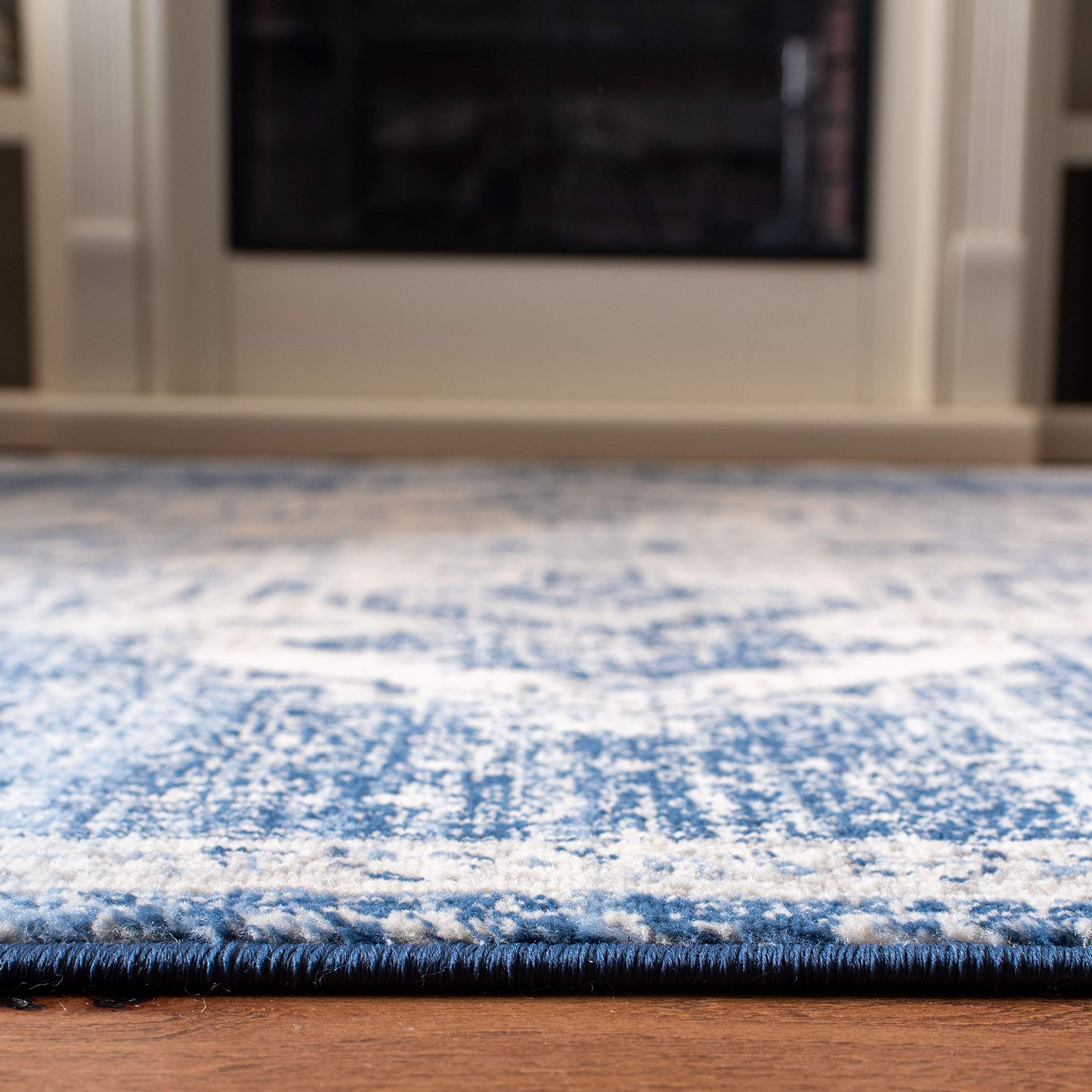 SAFAVIEH Brentwood Collection 9' Round Ivory/Navy Medallion Distressed Non-Shedding Area Rug - Perfect for Dining Room, Entryway, Foyer, Living Room & Bedroom Decor