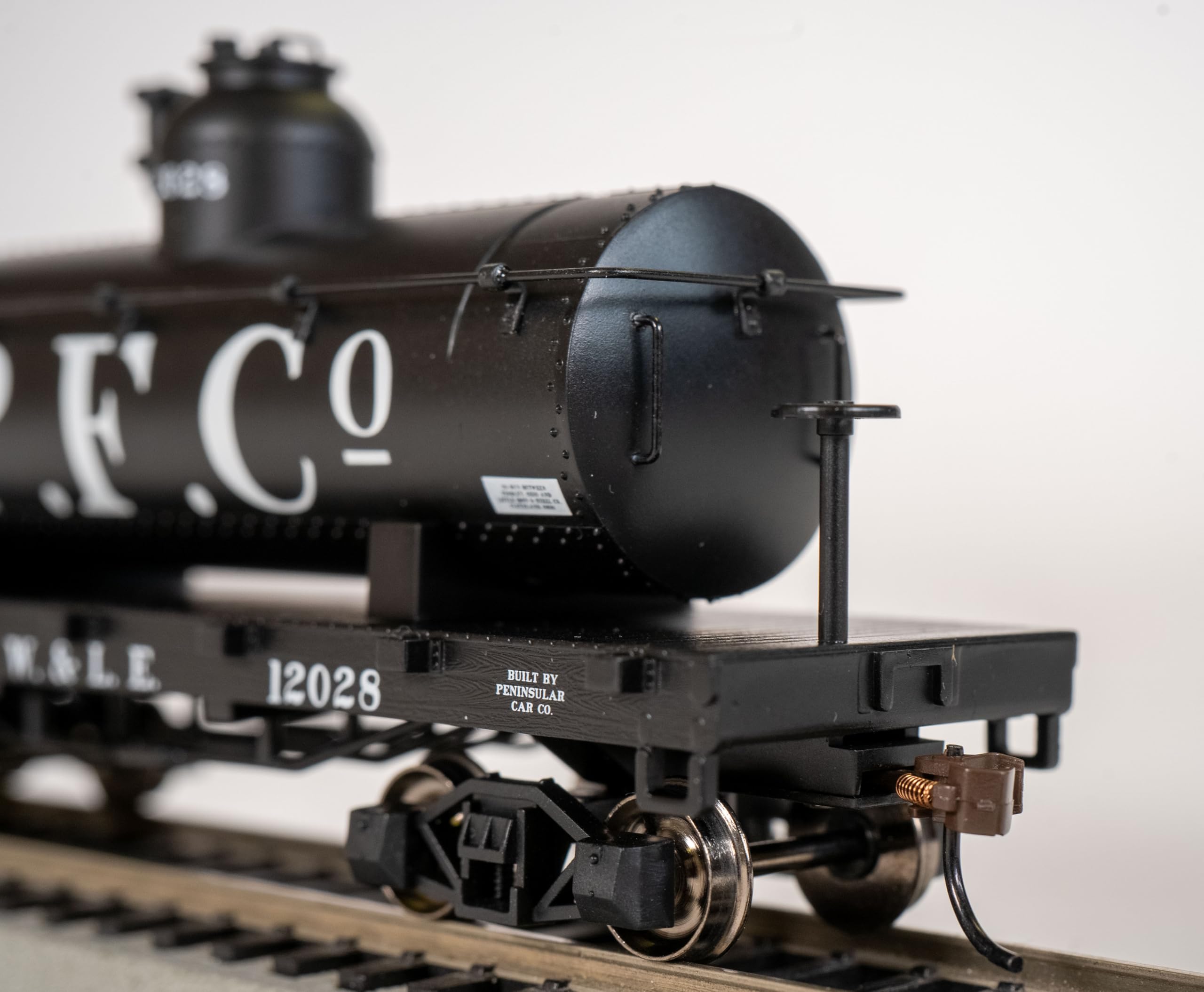 Bachmann Trains HO Scale Old-Time Tank Car - Wheeling & Lake Erie #129 Silver - Model Railroad Collectible for Train Enthusiasts & Diorama Scenes