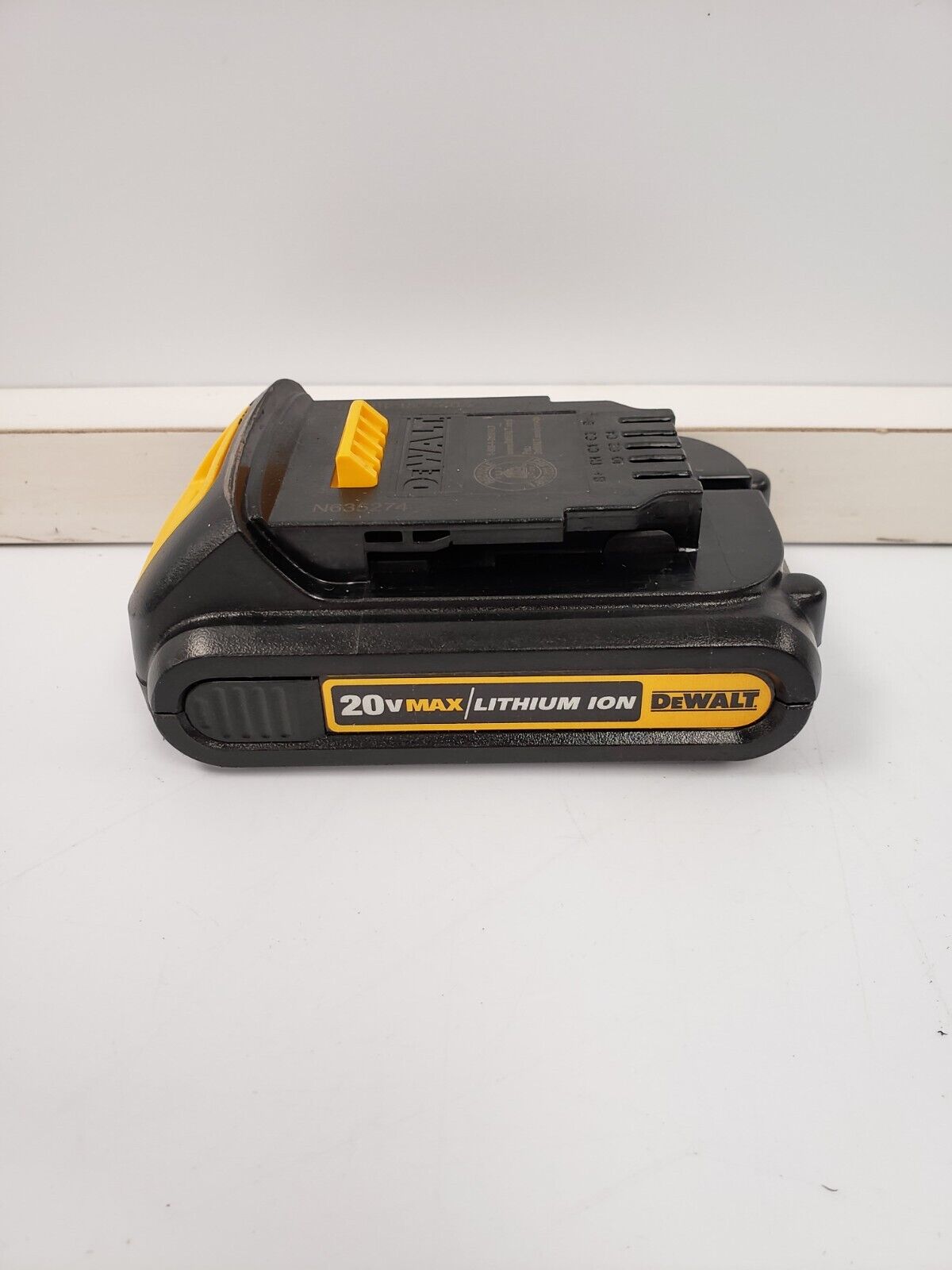 DEWALT DCB201 20V MAX Lithium-Ion Battery 1.5Ah - Compatible with DEWALT 20V Power Tools - Perfect for Drills, Saws & Other Cordless Tools