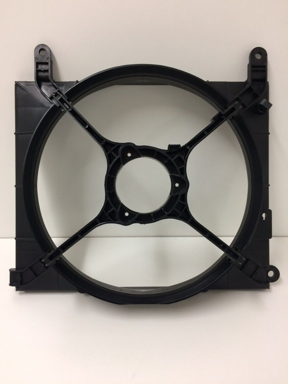 Genuine Daewoo Nubira Main Engine Cooling Fan Shroud 2000-2003 - Perfect Replacement Part for Daewoo Nubira Engine Cooling System | Ideal for DIY Car Repairs & Maintenance