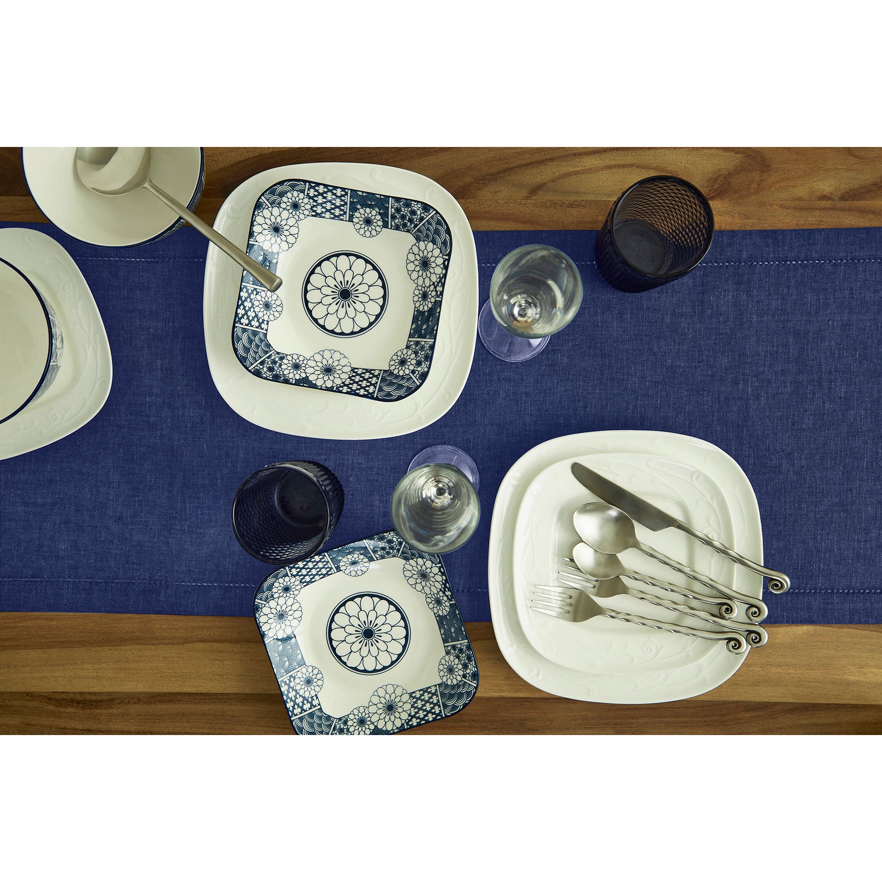 Elegant Milan Table Runner for Dining Room Decor - Perfect for Weddings, Parties, and Holiday Tablescapes