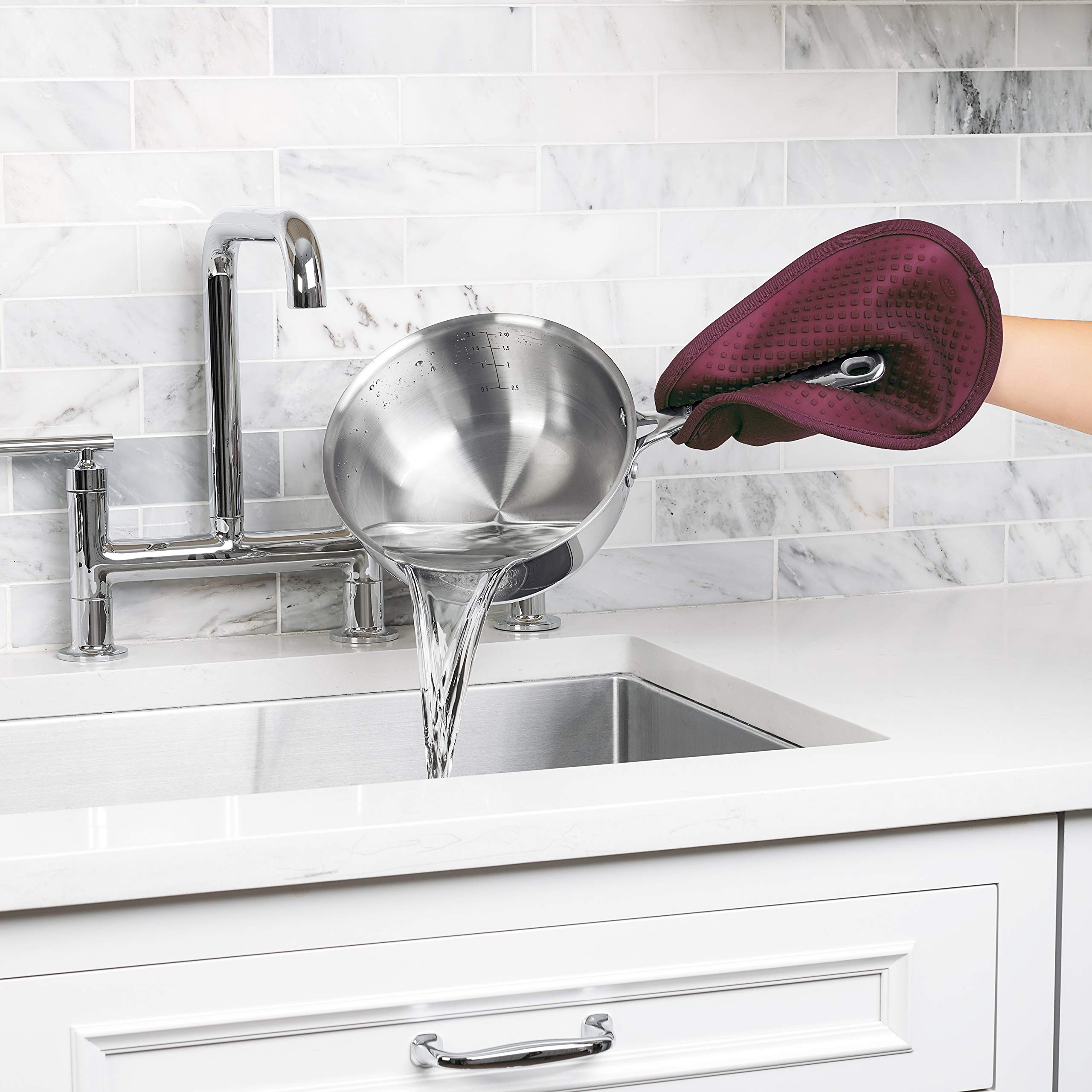 OXO Good Grips Heat Resistant Silicone Oven Mitt & Pot Holder Set (2-Piece) - Non-Slip Kitchen Gloves for Baking, Grilling & Cooking - Perfect for Hot Pans, Baking Sheets & Dutch Ovens