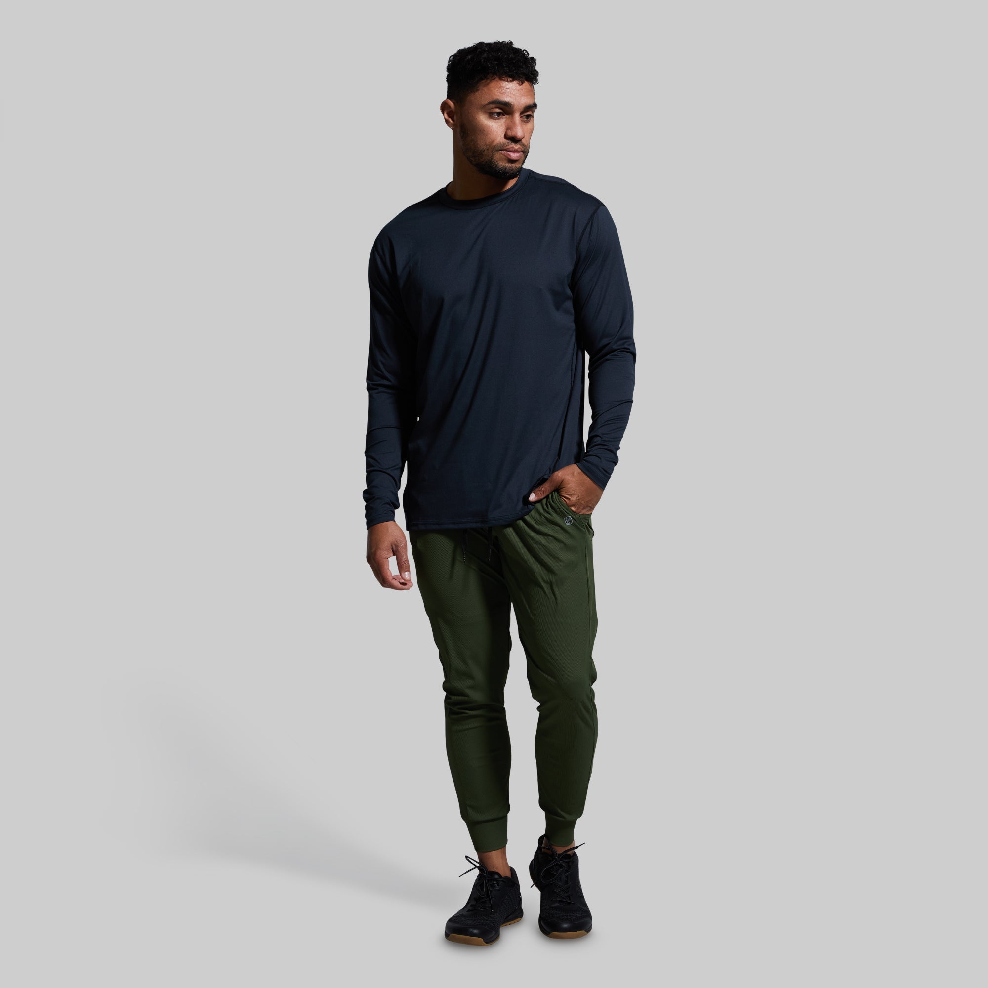 Stylish Athleisure Long Sleeve Crew Neck T-Shirt for Women - Comfortable Black Workout Top for Yoga, Gym & Casual Wear