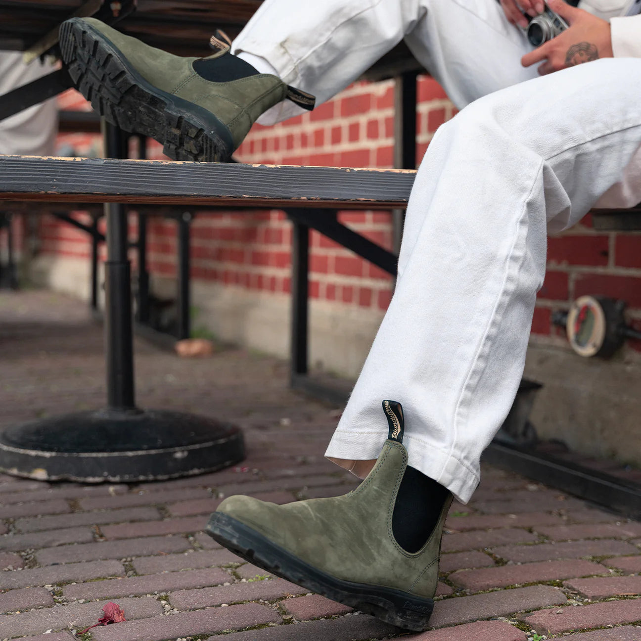 BLUNDSTONE 2442 & 2446 Premium Leather Chelsea Boots for Men & Women - Comfortable Slip-On Ankle Boots for Work, Outdoor & Casual Wear