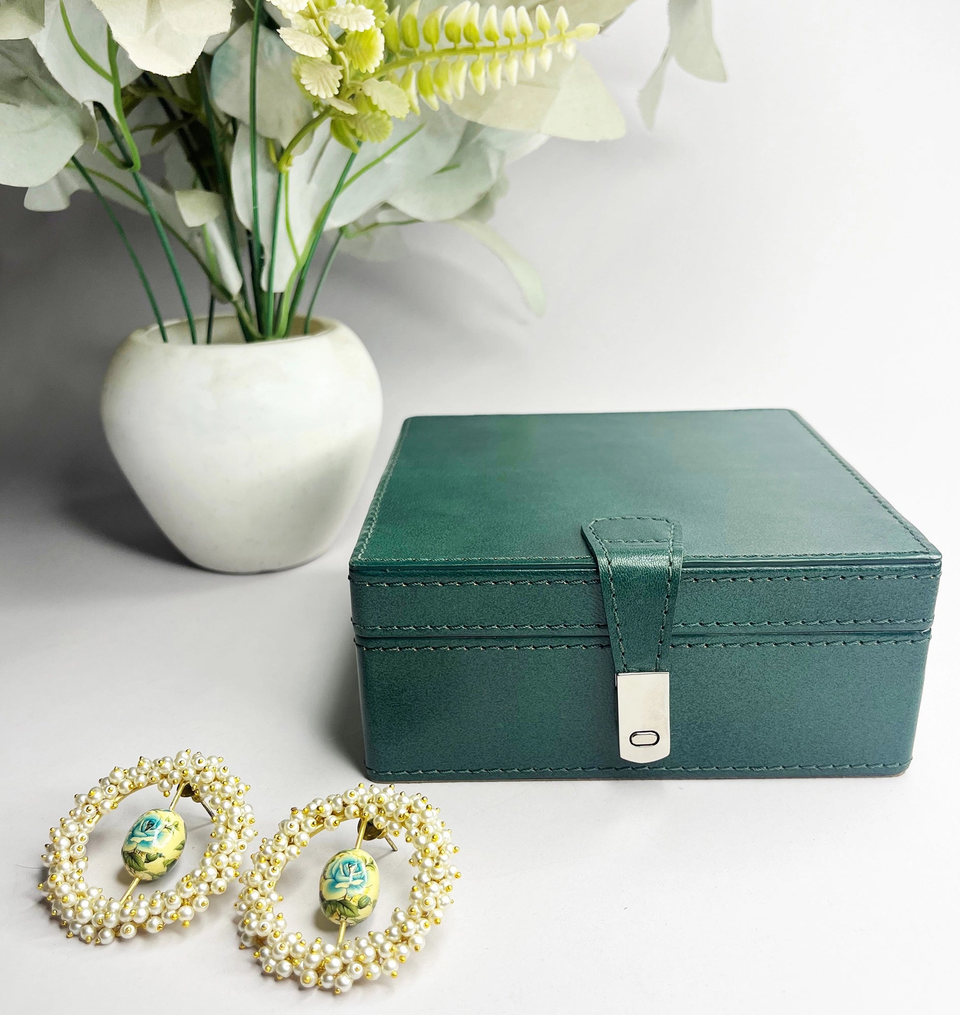 Divine Leather Jewelry Box with Soft Lining - Elegant Green Storage Case for Necklaces, Rings & Earrings - Perfect for Travel, Gifts & Home Organization