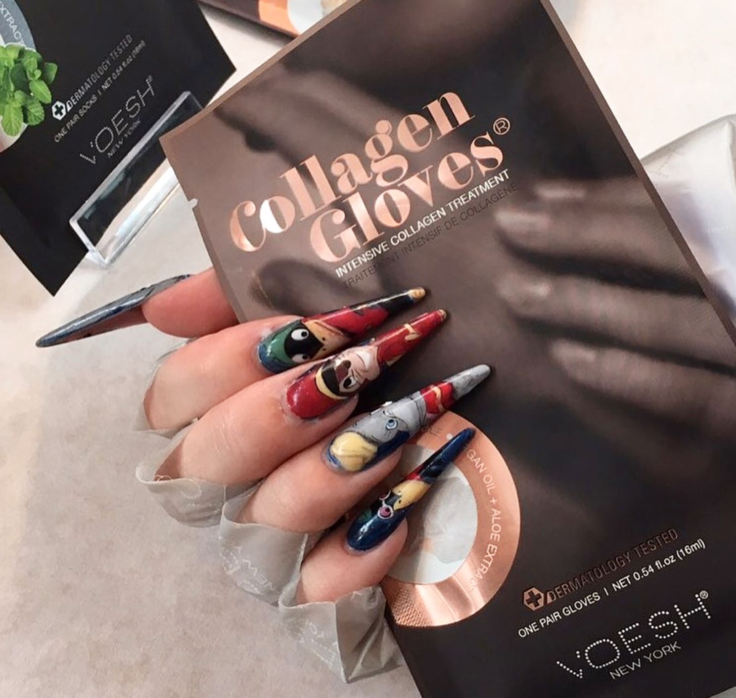 Voesh Collagen Peppermint Gloves - Moisturizing Hand Treatment for Dry Skin - Perfect for Spa, Home Care & Winter Hand Protection