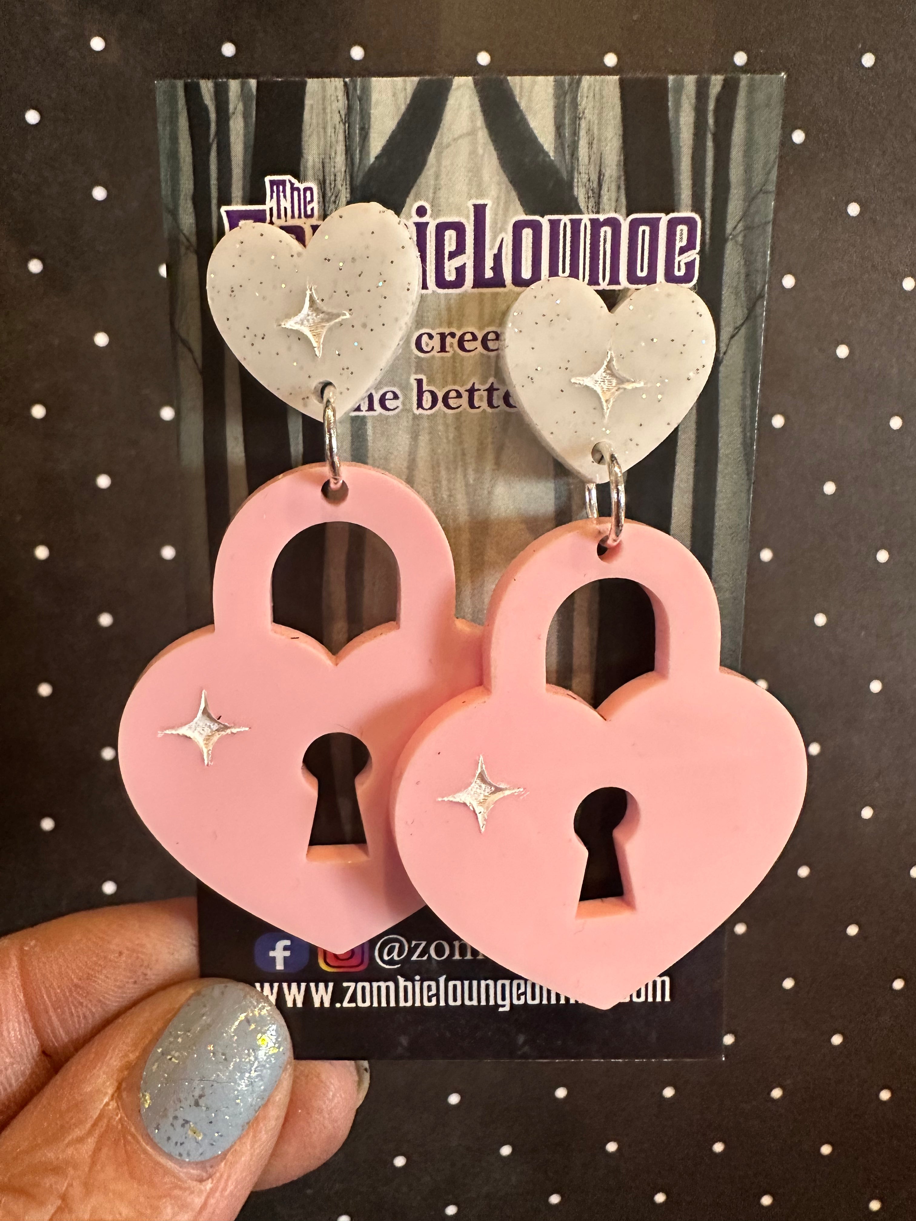 Vintage Style Heart Locket Earrings for Women - Romantic Antique Silver Heart Pendant Dangle Earrings - Perfect for Valentine's Day, Anniversary, Wedding & Date Night Jewelry Gifts