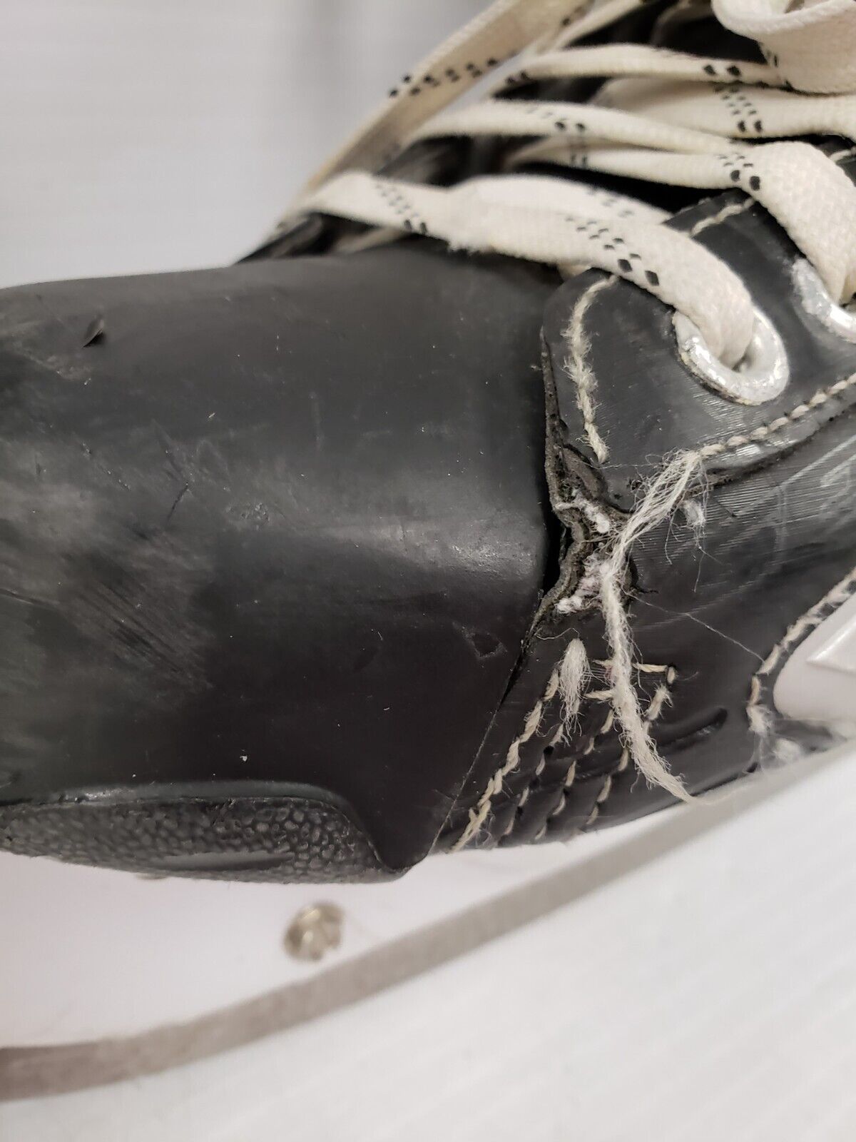 Easton Skates Men's Ice Hockey Skates Size 7.5D - Perfect for Competitive Play & Recreational Skating