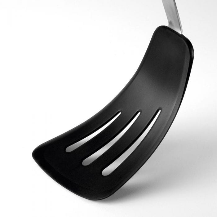 OXO Silicone Flexible Omelet Turner - Heat-Resistant Kitchen Spatula for Non-Stick Pans, Perfect for Flipping Eggs, Pancakes & Burgers - Ideal for Breakfast Cooking & Baking