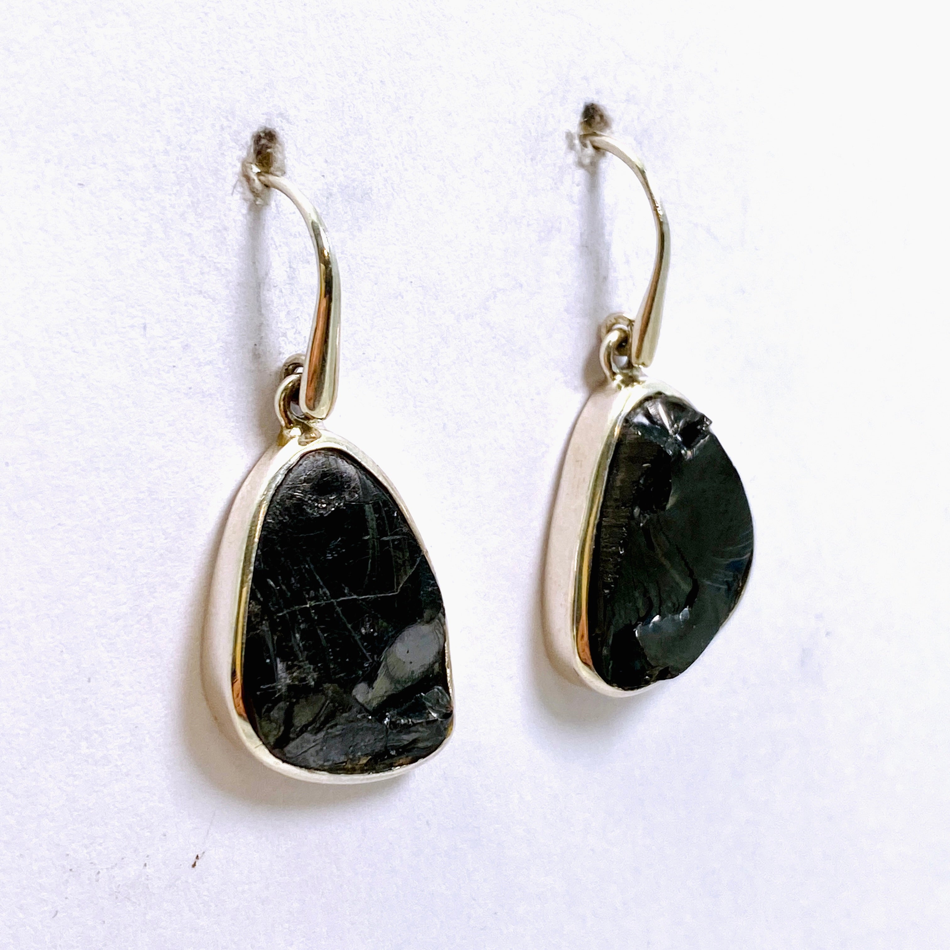 Natural Shungite Freeform Raw Stone Earrings for Women – Handmade Healing Crystal Jewelry for EMF Protection & Stress Relief – Perfect for Meditation, Yoga & Spiritual Healing