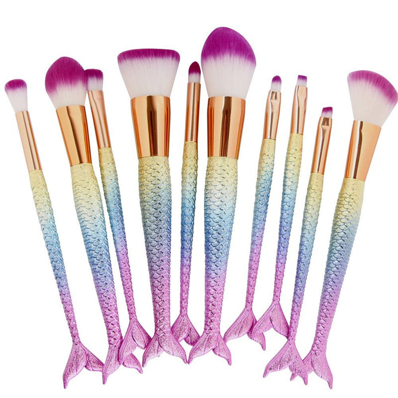 Professional Makeup Fishtail Brush for Eyeshadow & Eyeliner - Perfect for Smokey Eye & Winged Liner Looks - Beauty Essential for Makeup Artists & Beginners