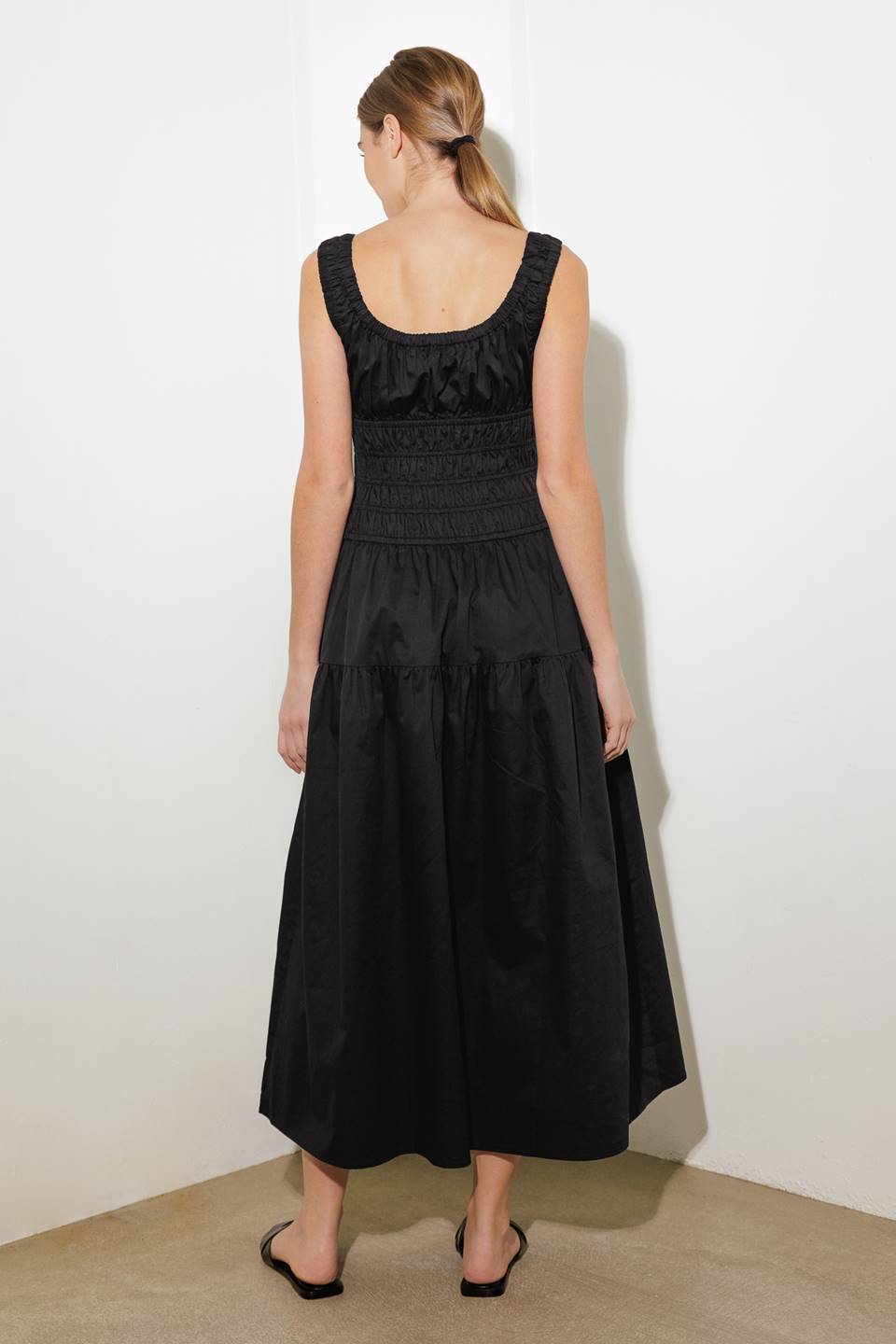 LOVELIEST LOOKS MIDI DRESS in Black - Perfect for Casual Outings, Date Nights & Special Occasions