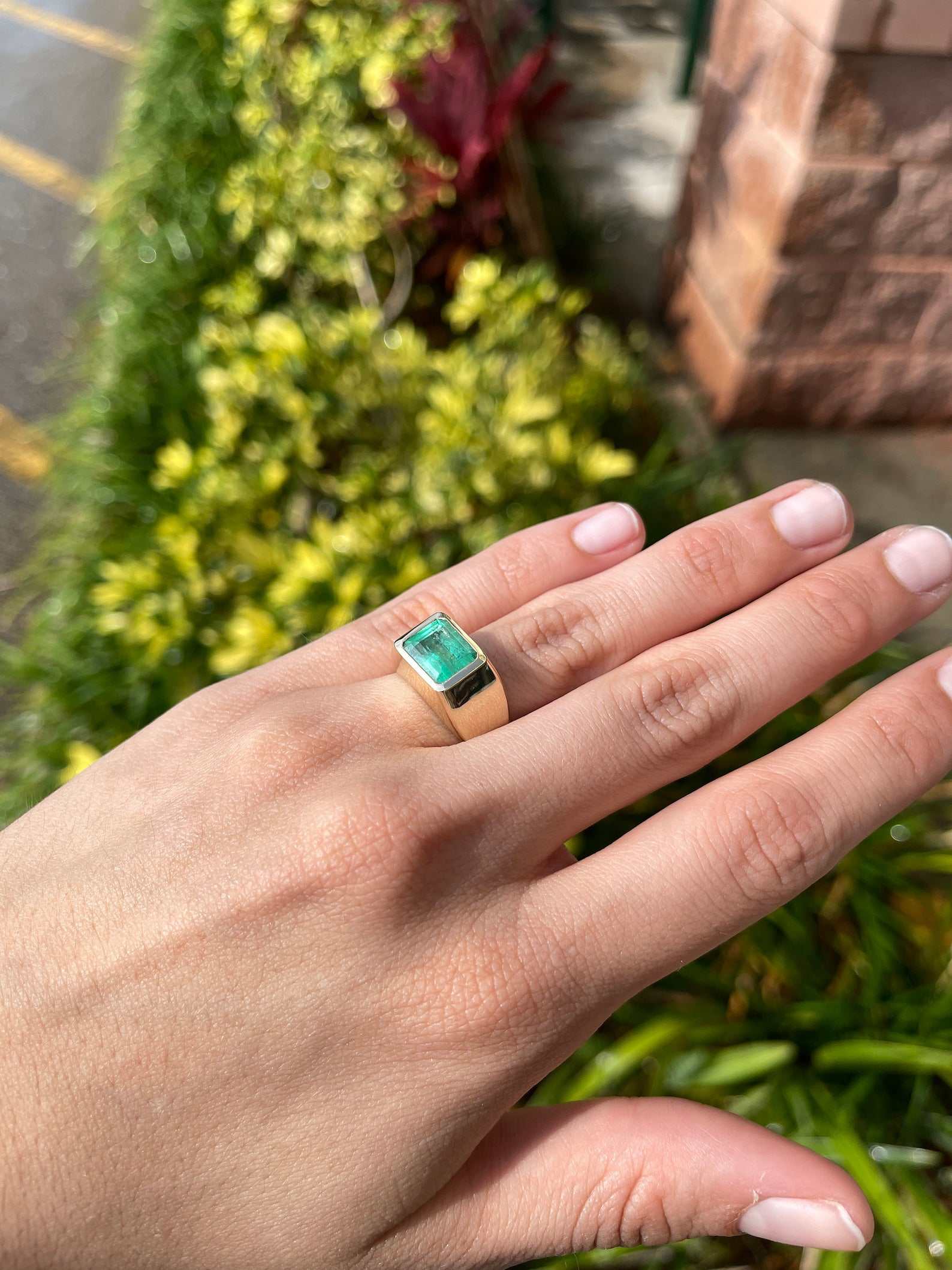 3.68 Carats Bezel-Set Colombian Emerald Cut Signet Ring in 18K Gold – Perfect for Weddings, Anniversaries & Luxury Gifts