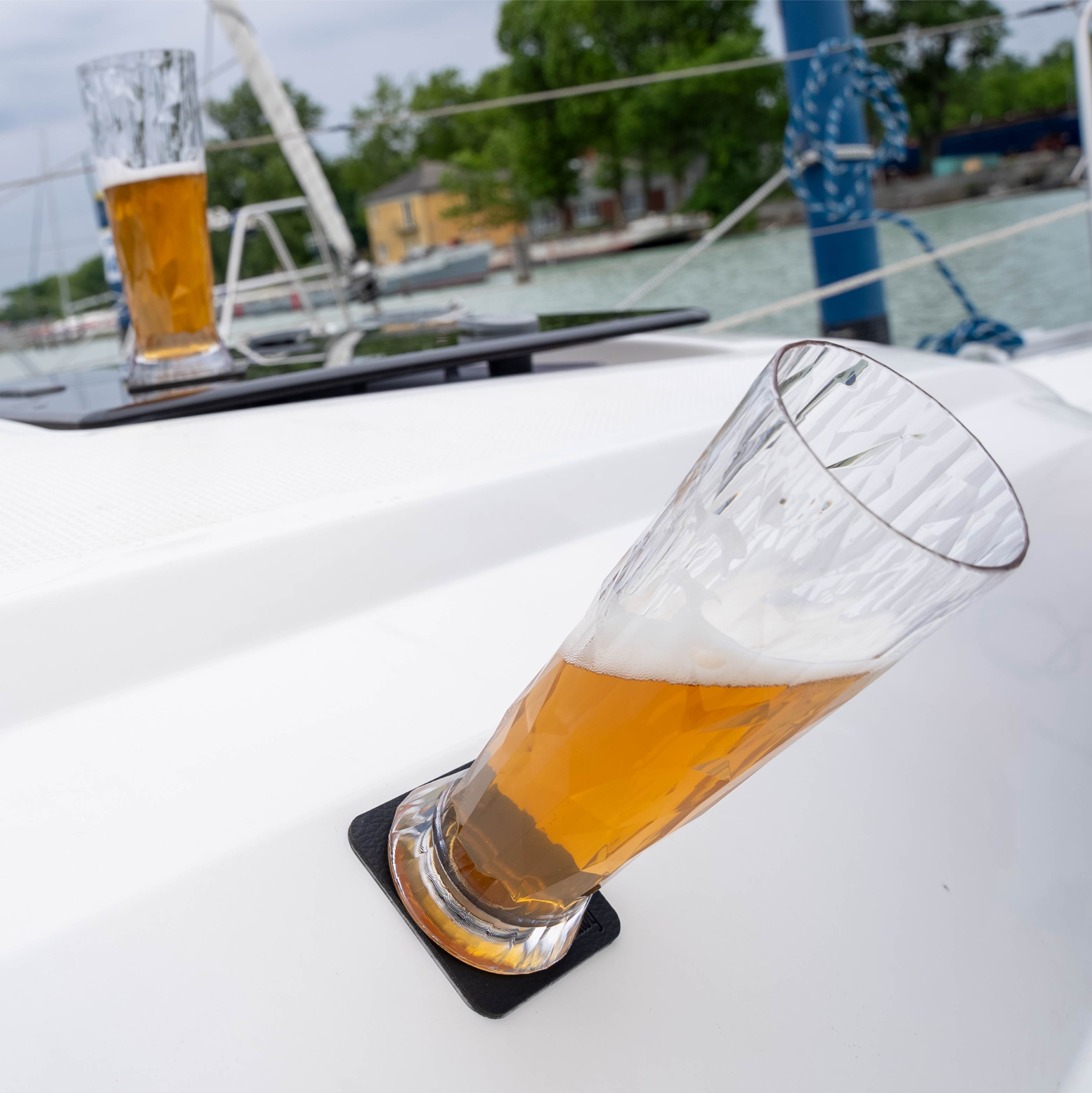 Premium Magnetic Plastic Beer Glasses - 4 Pack, Shatterproof & Dishwasher Safe - Perfect for Parties, BBQs, and Outdoor Events