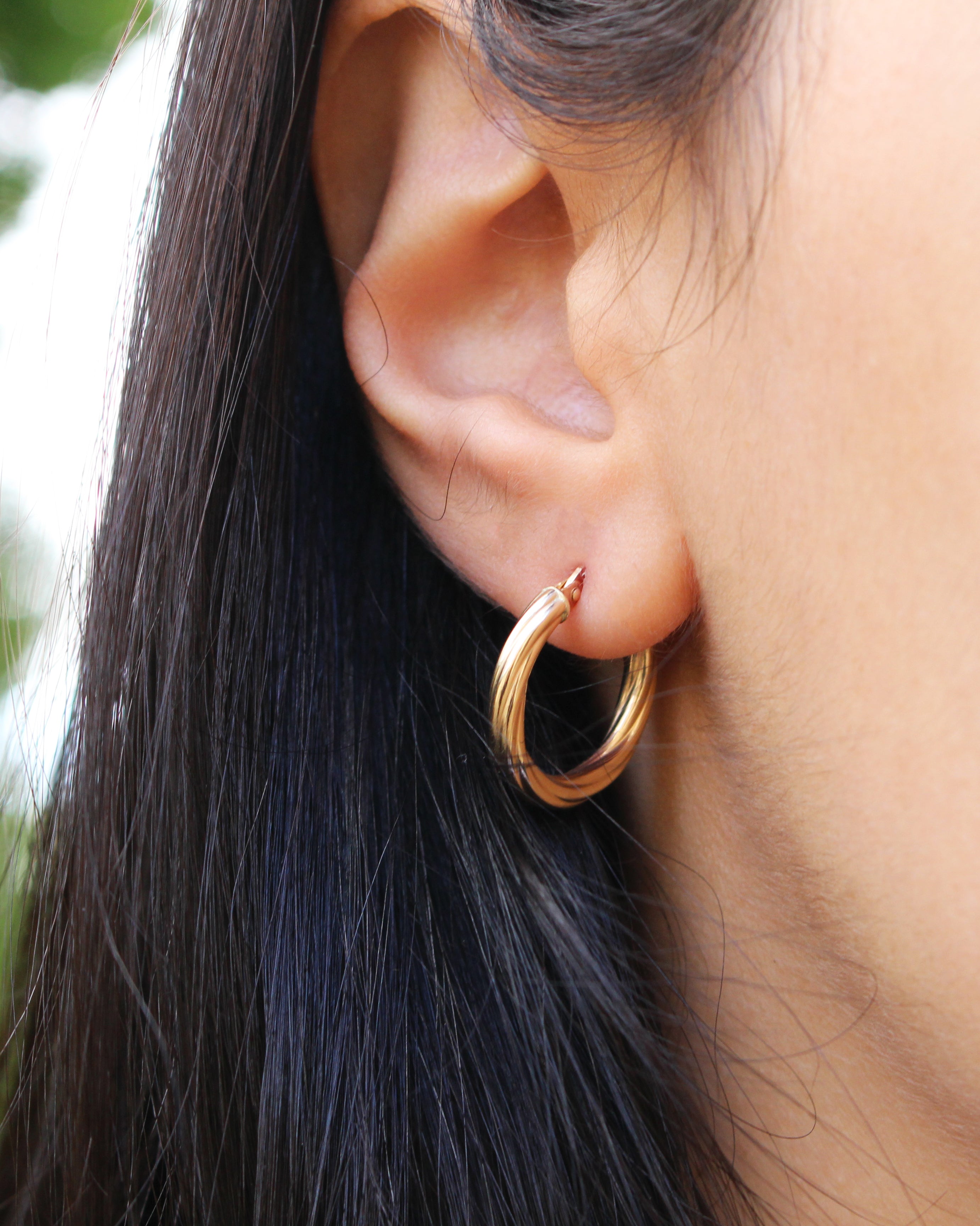 9ct Yellow Gold 15mm Twist Hoop Earrings for Women - Elegant Dainty Huggie Hoops - Perfect for Everyday Wear, Date Night & Special Occasions