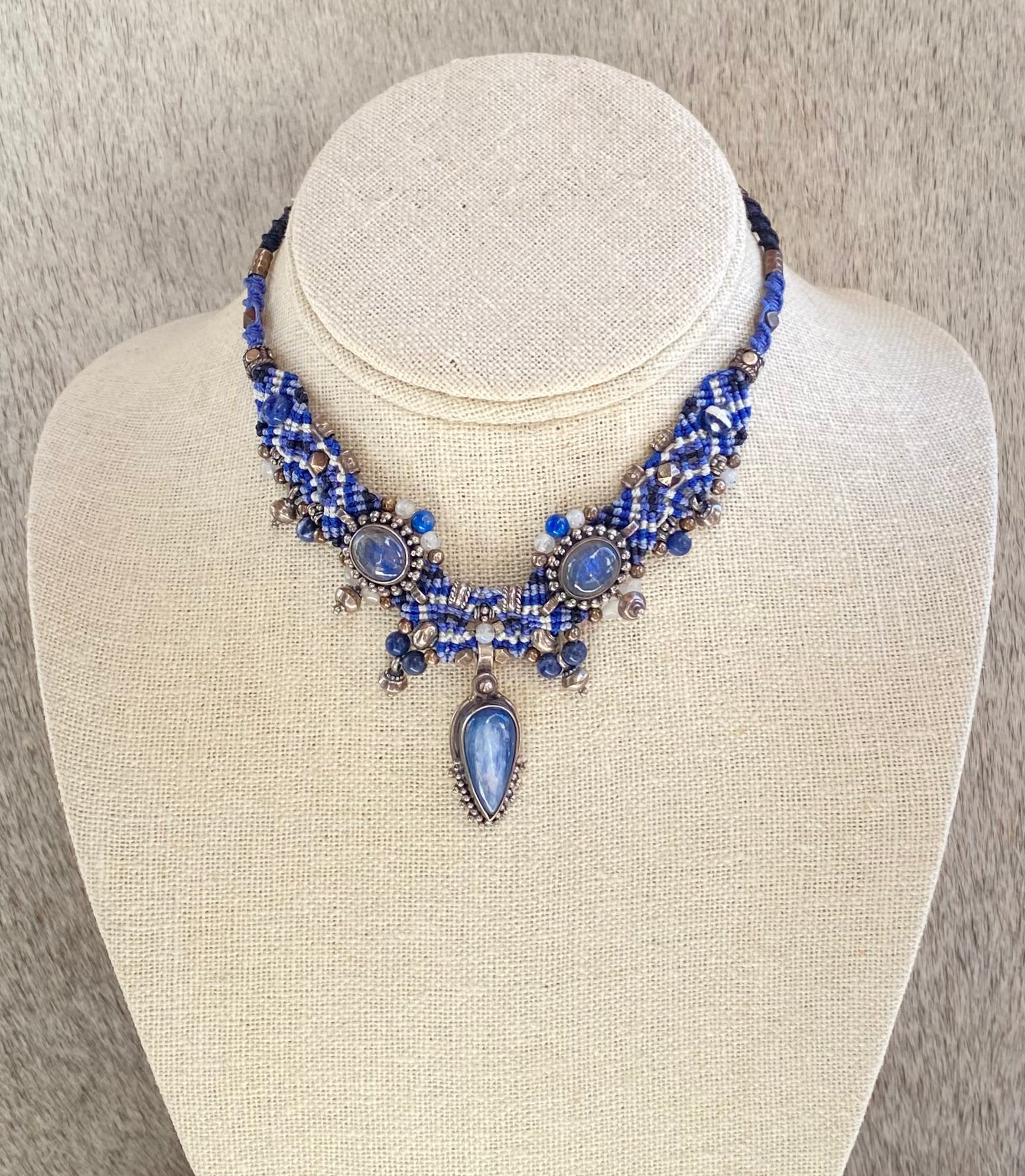 Handmade Macramé Blue Labradorite Pendant Necklace - Boho Chic Jewelry for Women, Healing Crystal Gift for Spiritual Healing & Meditation - Perfect for Yoga, Reiki, and Energy Balancing