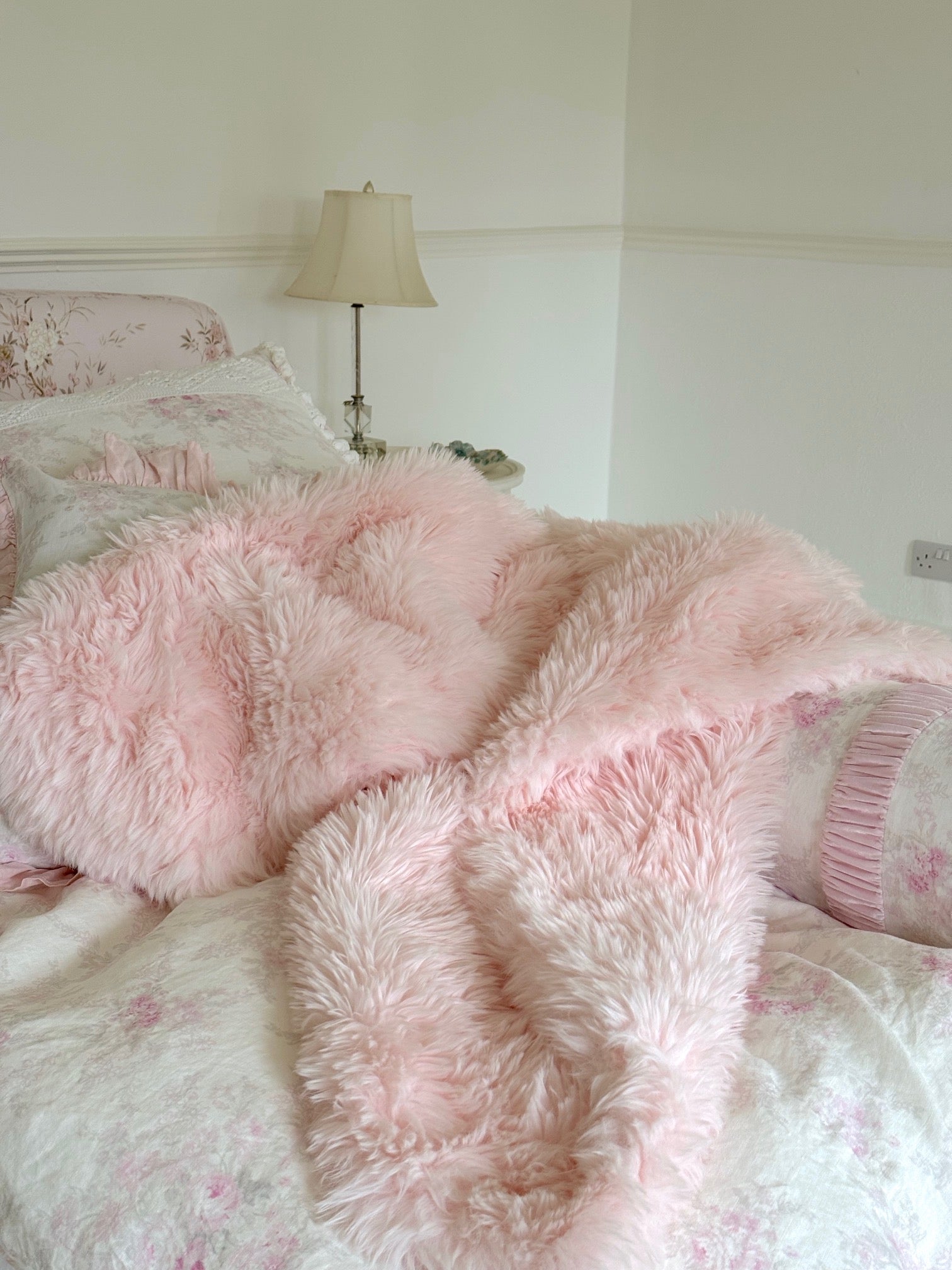 Soft Candy Pink Faux Fur Throw Blanket - Cozy Luxurious Fluffy Decorative Couch Bed Throw - Perfect for Living Room, Bedroom, Sofa & Home Decor