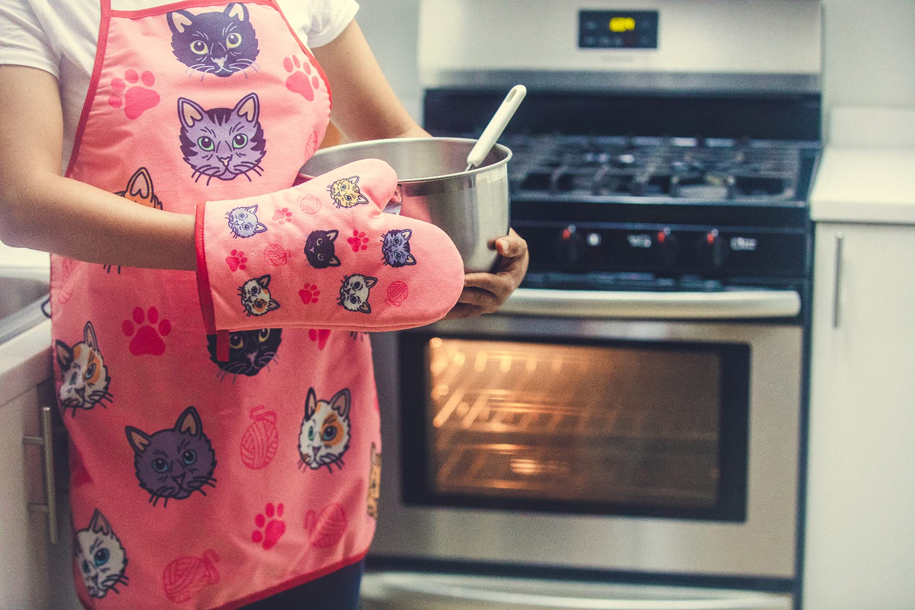 Funny Cat Lover Kitchen Apron & Oven Mitt Set - Cute Kitty Yarn Design for Baking, Cooking & Grilling - Perfect Gift for Animal Lovers