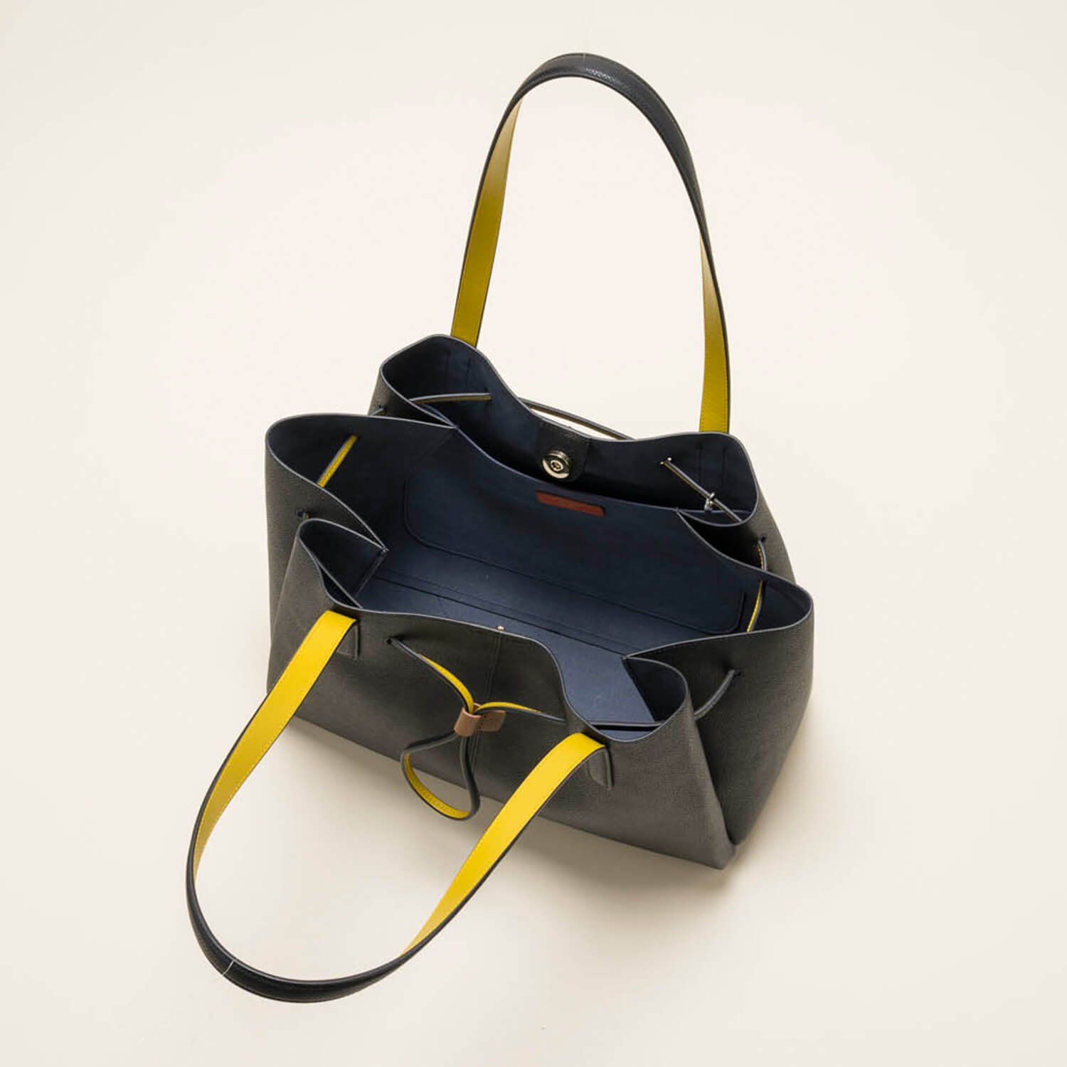 Stylish Black Flower Petal Tote Bag for Women - Fashionable Reusable Shopping Tote with Floral Design - Perfect for Grocery Shopping, Beach Trips & Daily Use
